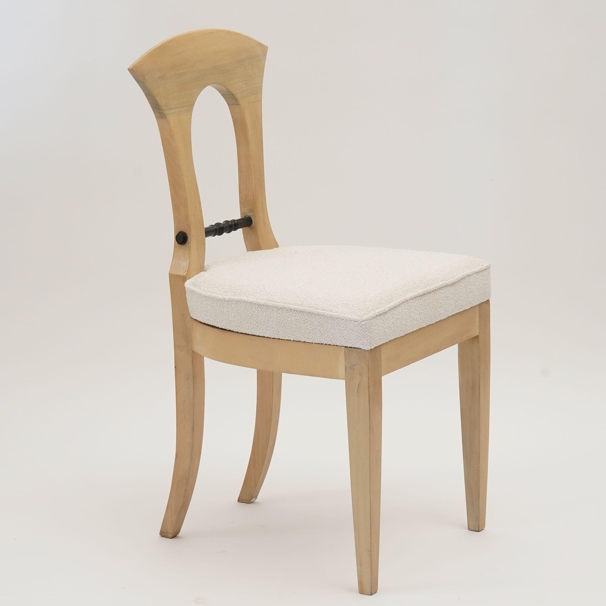 Ecléctica, juego de 8 Sillas de comedor Biedermeier blancas cada una en estilo diferente en venta 11