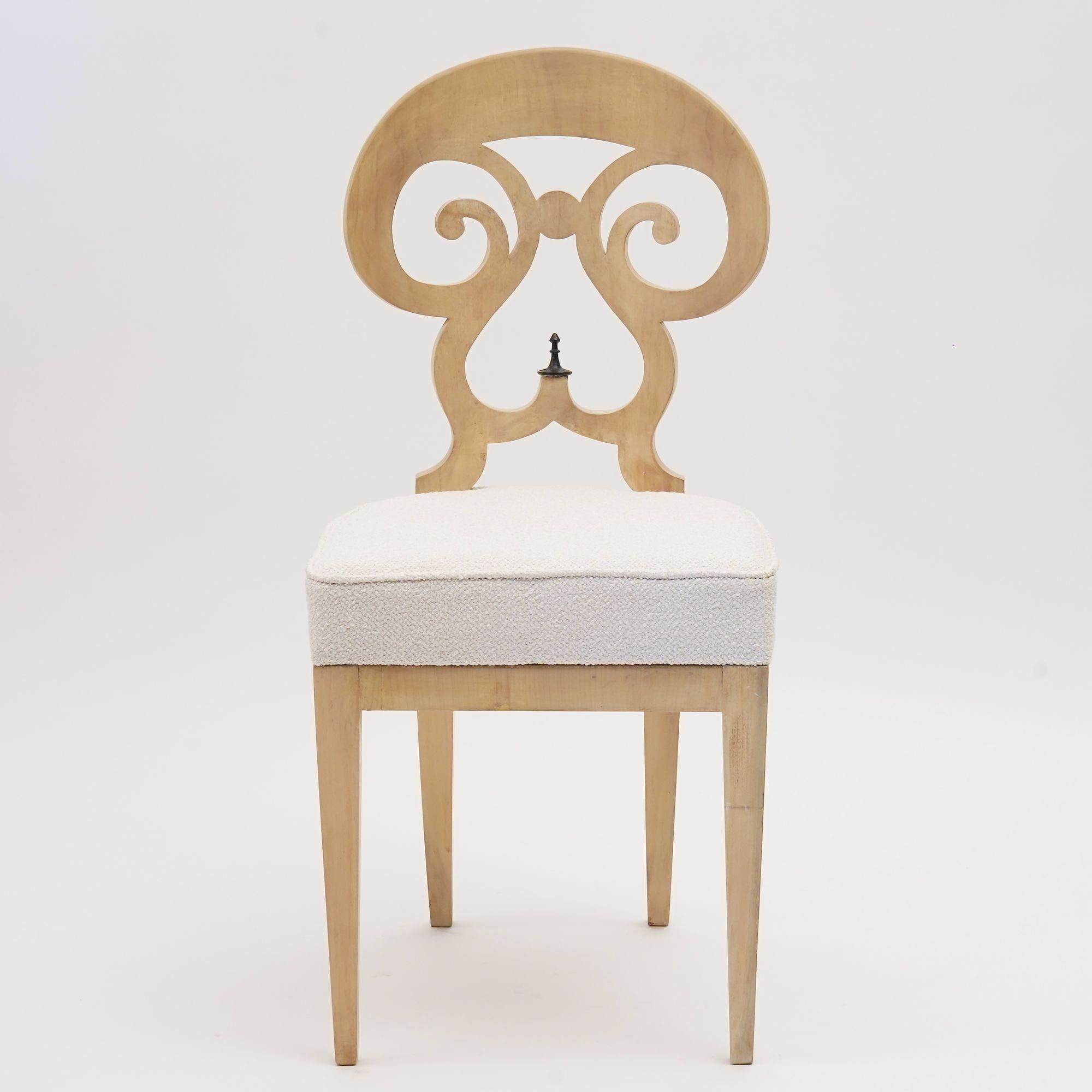 Ecléctica, juego de 8 Sillas de comedor Biedermeier blancas cada una en estilo diferente en venta 12