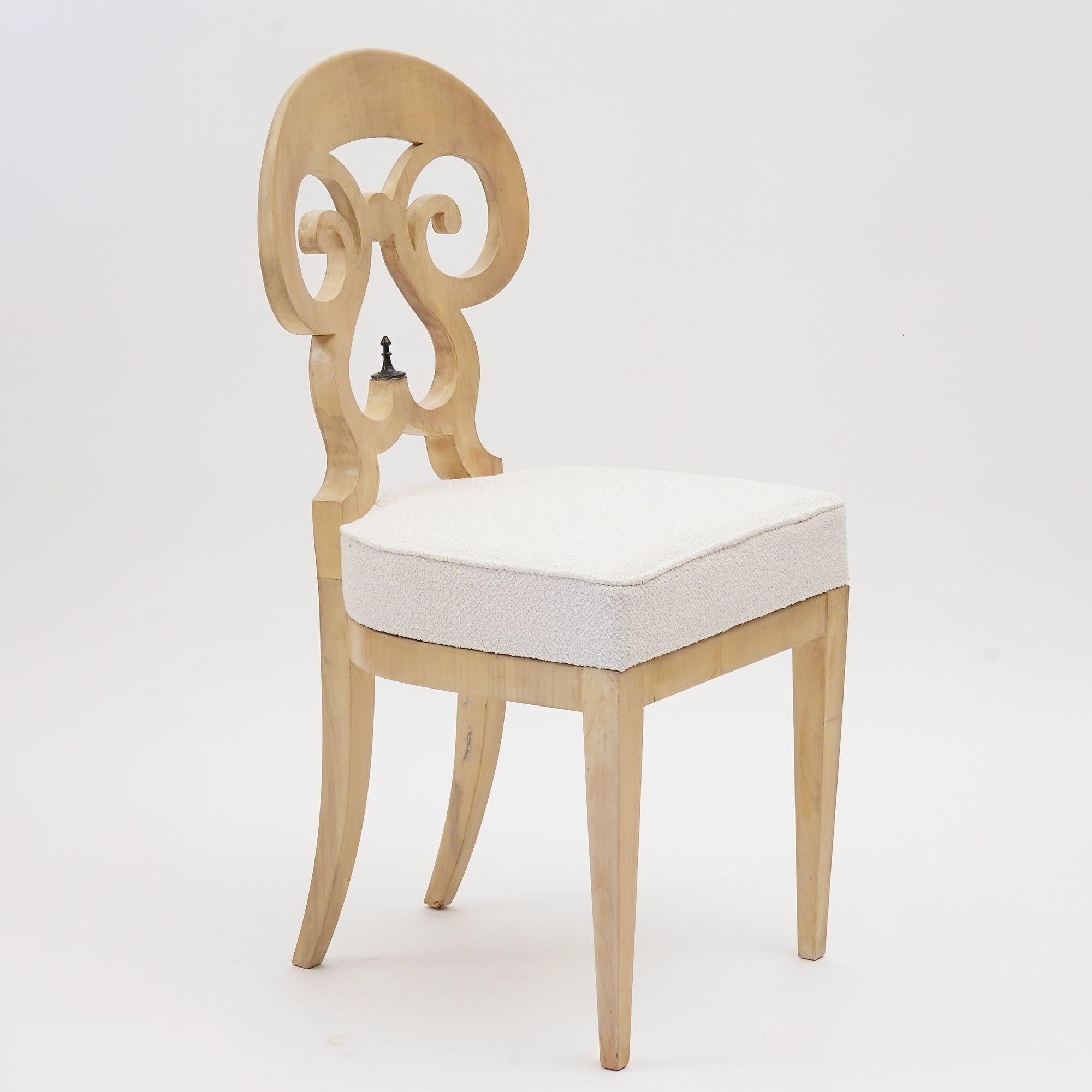 Ecléctica, juego de 8 Sillas de comedor Biedermeier blancas cada una en estilo diferente en venta 13