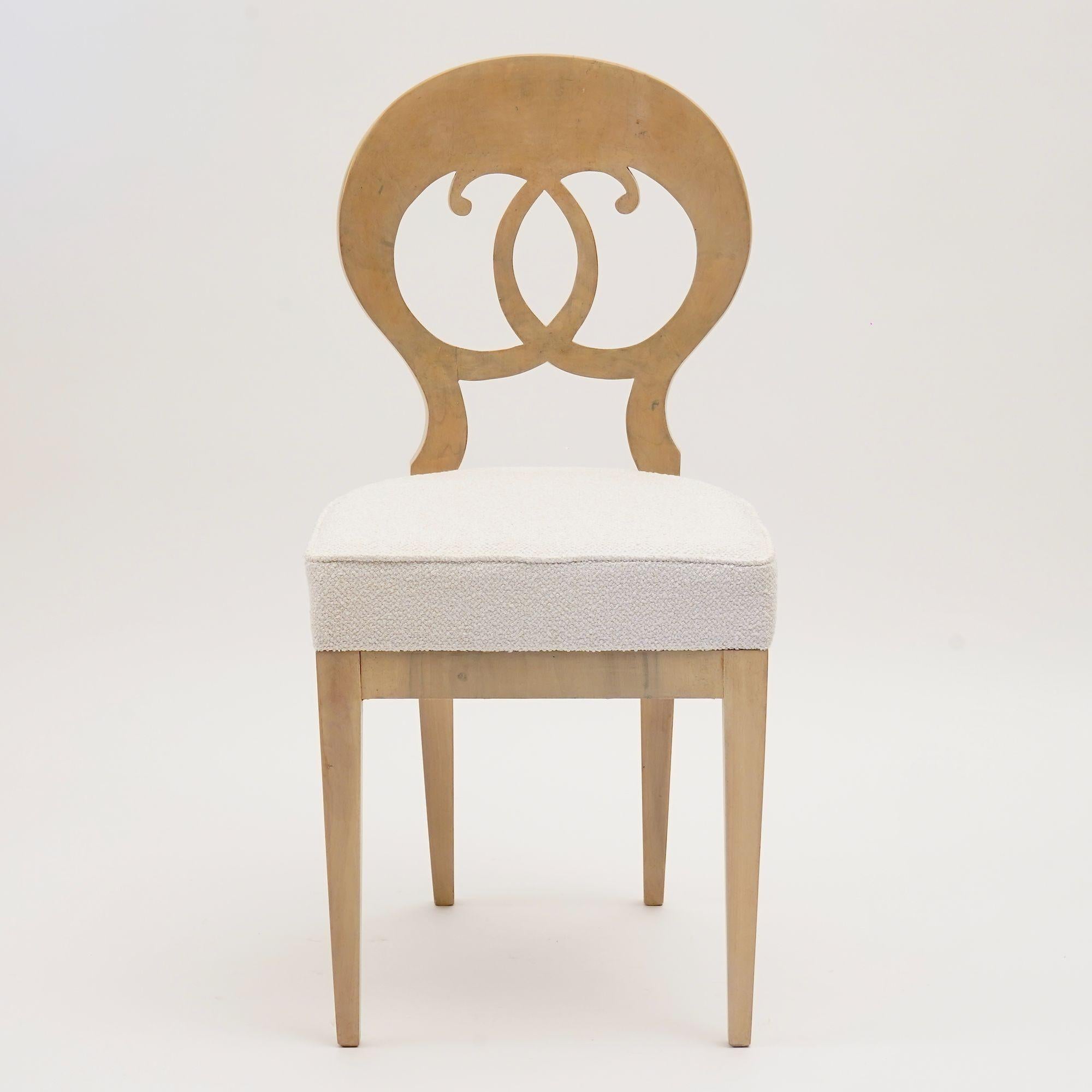Ecléctica, juego de 8 Sillas de comedor Biedermeier blancas cada una en estilo diferente Siglo XXI y contemporáneo en venta