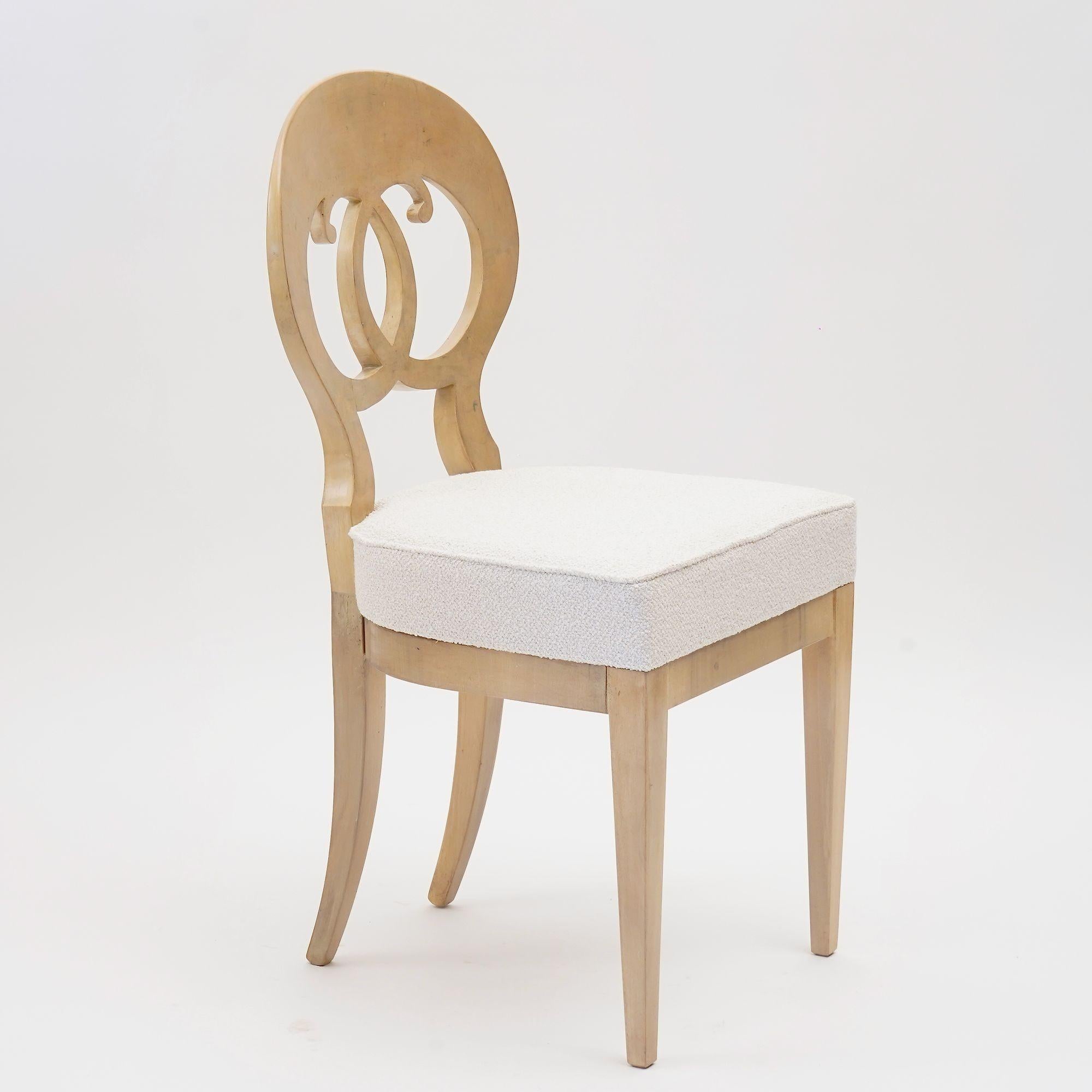 Ecléctica, juego de 8 Sillas de comedor Biedermeier blancas cada una en estilo diferente Bouclé en venta