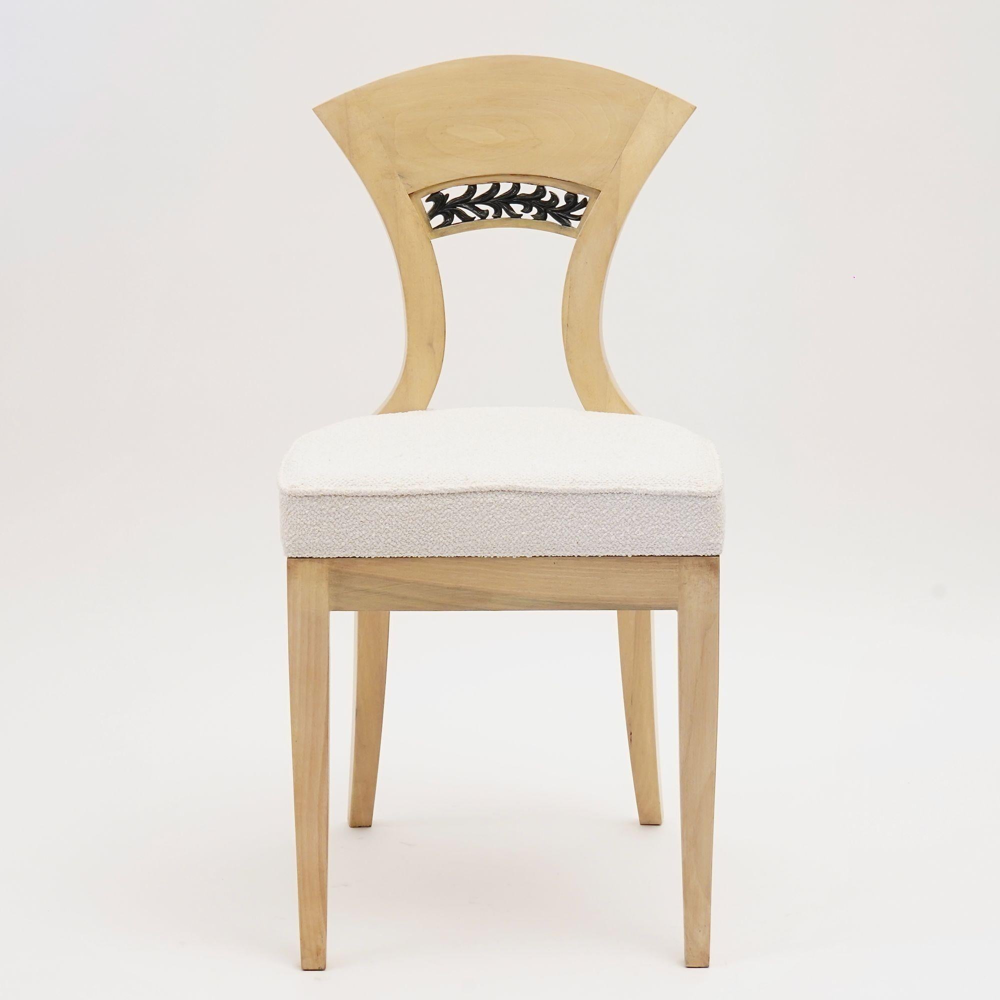 Ecléctica, juego de 8 Sillas de comedor Biedermeier blancas cada una en estilo diferente en venta 1