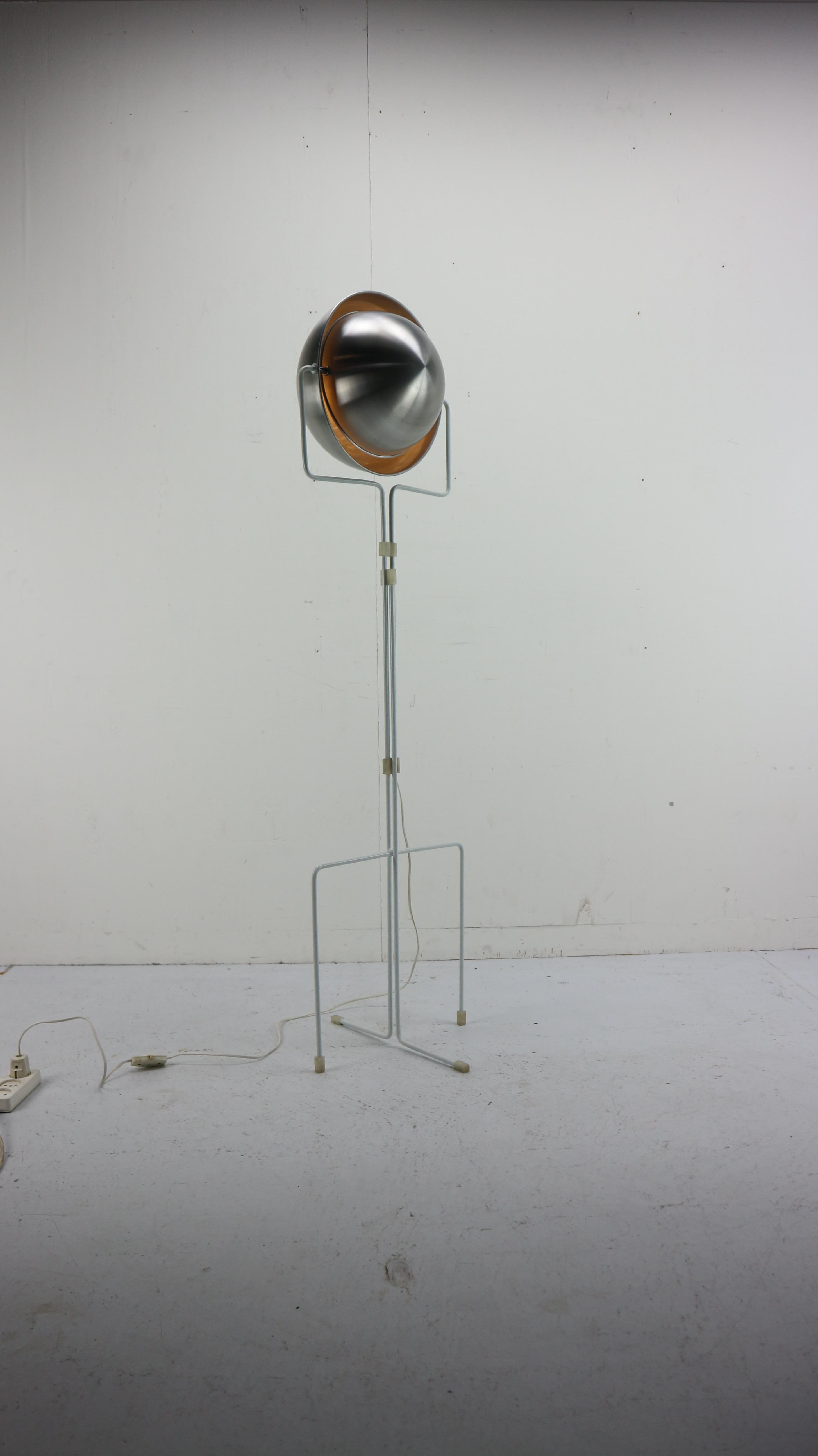 Old edition! Rare and extraordinary floor lamp by Dutch lighting company ‘RAAK-Amsterdam’. This lamp was designed by architect and designer Evert Jelle Jelles in the early 1960s, who developed a few number of beautiful and progressive lighting