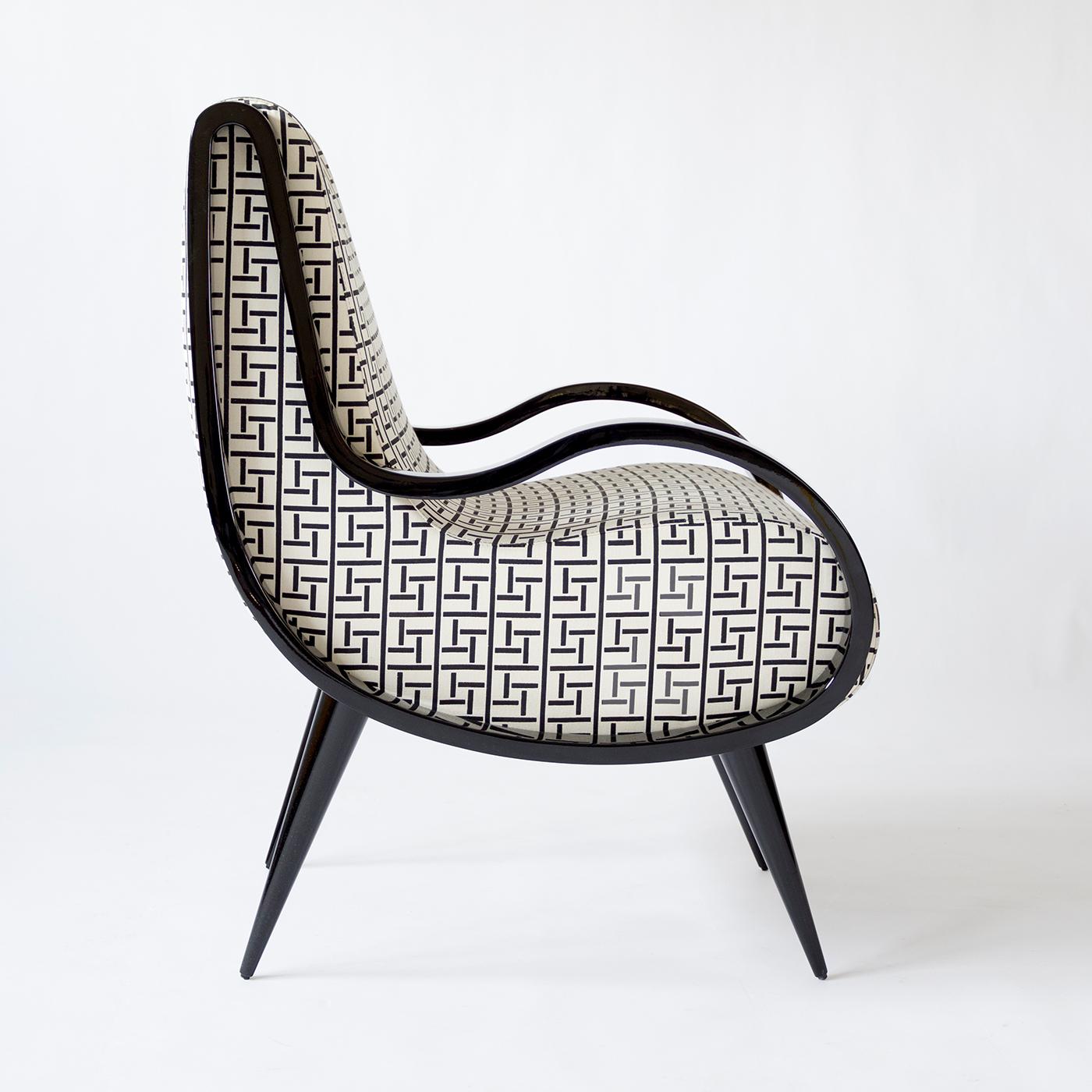 Look moderne et style original pour ce fauteuil design. Le meuble idéal pour ajouter une touche unique à tout salon. Les pieds et les accoudoirs arrondis d'origine sont présentés ici en bois laqué noir. Une finition qui se combine parfaitement avec