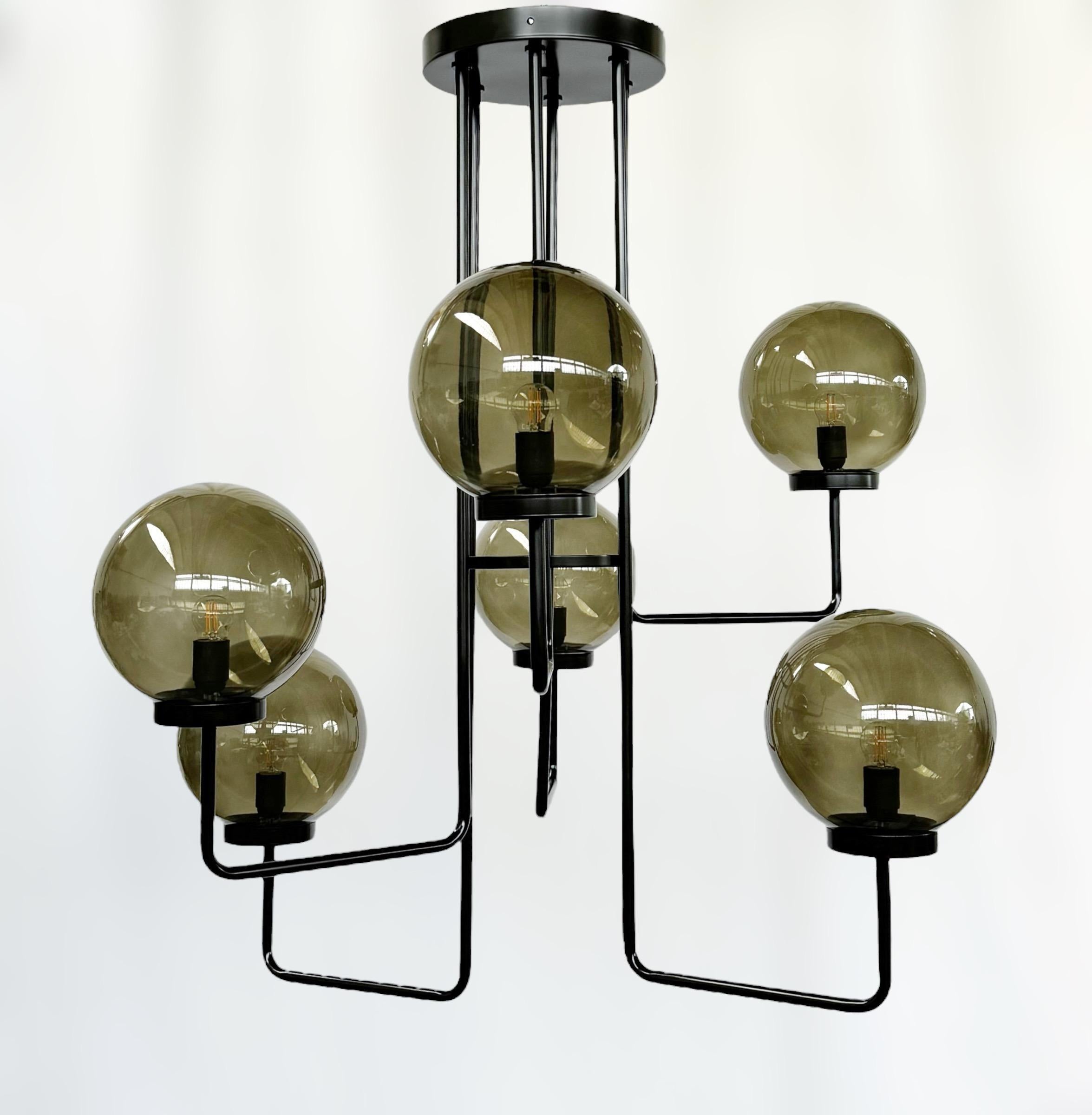 Lampadario moderno italiano o da incasso con sei globi in vetro di Murano disposti in sei livelli montati su una struttura in metallo nero opaco / Prodotto in Italia da FABIO LTD
Misure: Diametro 42 pollici / altezza 46 pollici
6 luci / tipo E26 o