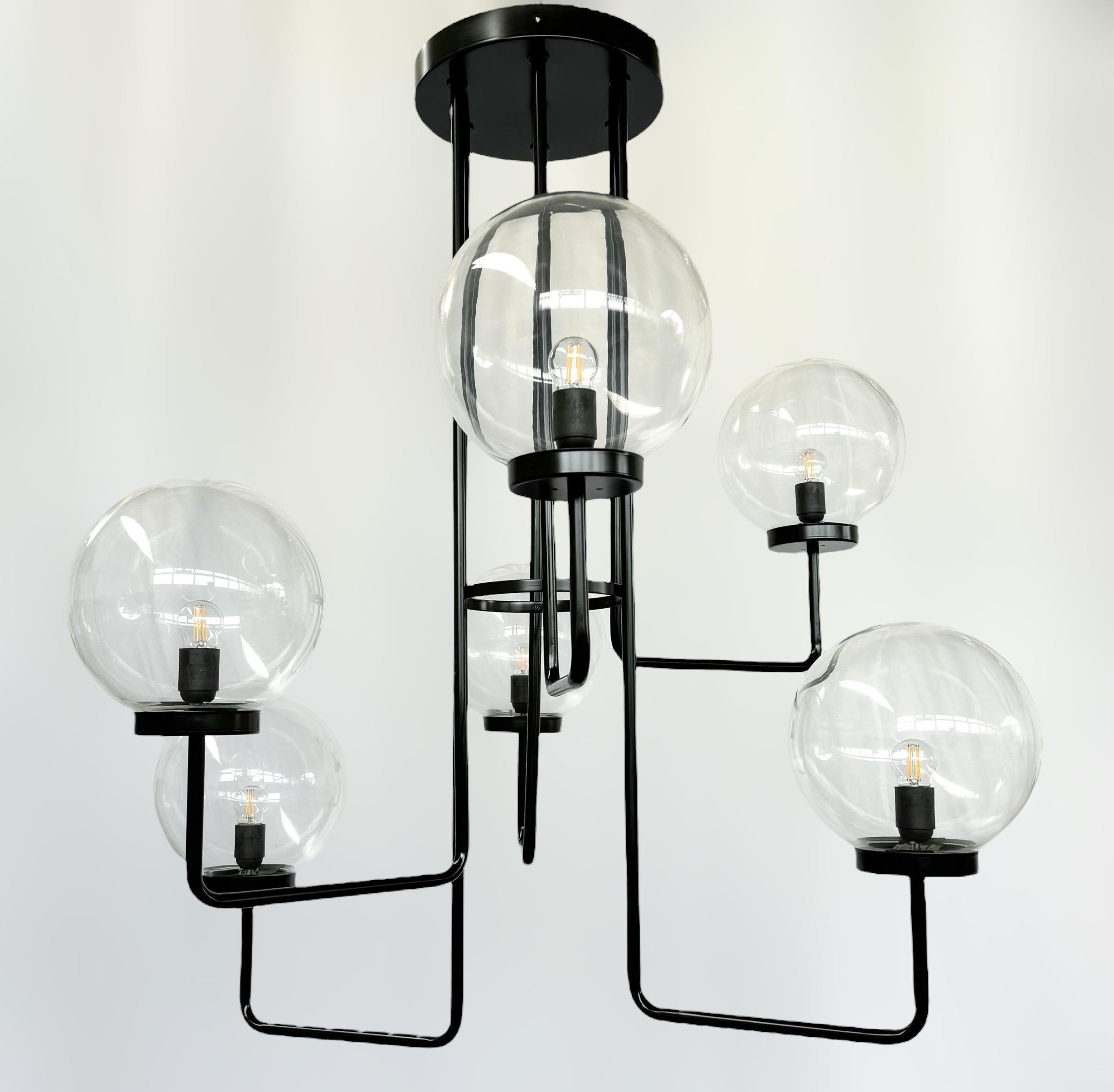 Lampadario moderno italiano o da incasso con sei globi in vetro di Murano disposti in sei livelli montati su una struttura in metallo nero opaco / Prodotto in Italia da FABIO LTD
Misure: Diametro 42 pollici / altezza 46 pollici
6 luci / tipo E26 o