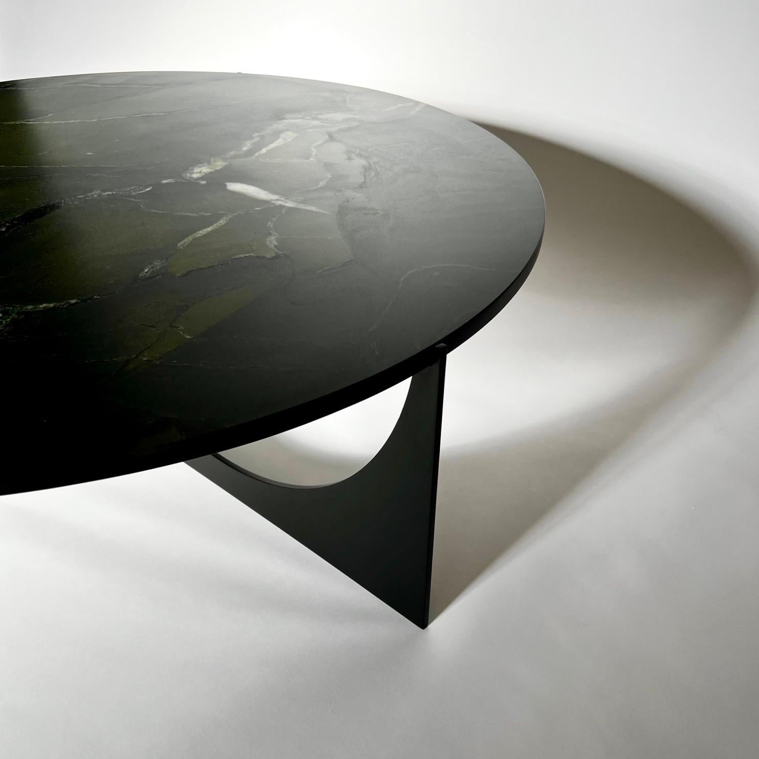Eclipse Couchtisch Eclipse mit schwarzem Sockel aus Edelstahl und geflochtener Granitplatte / auf Lager (Moderne)