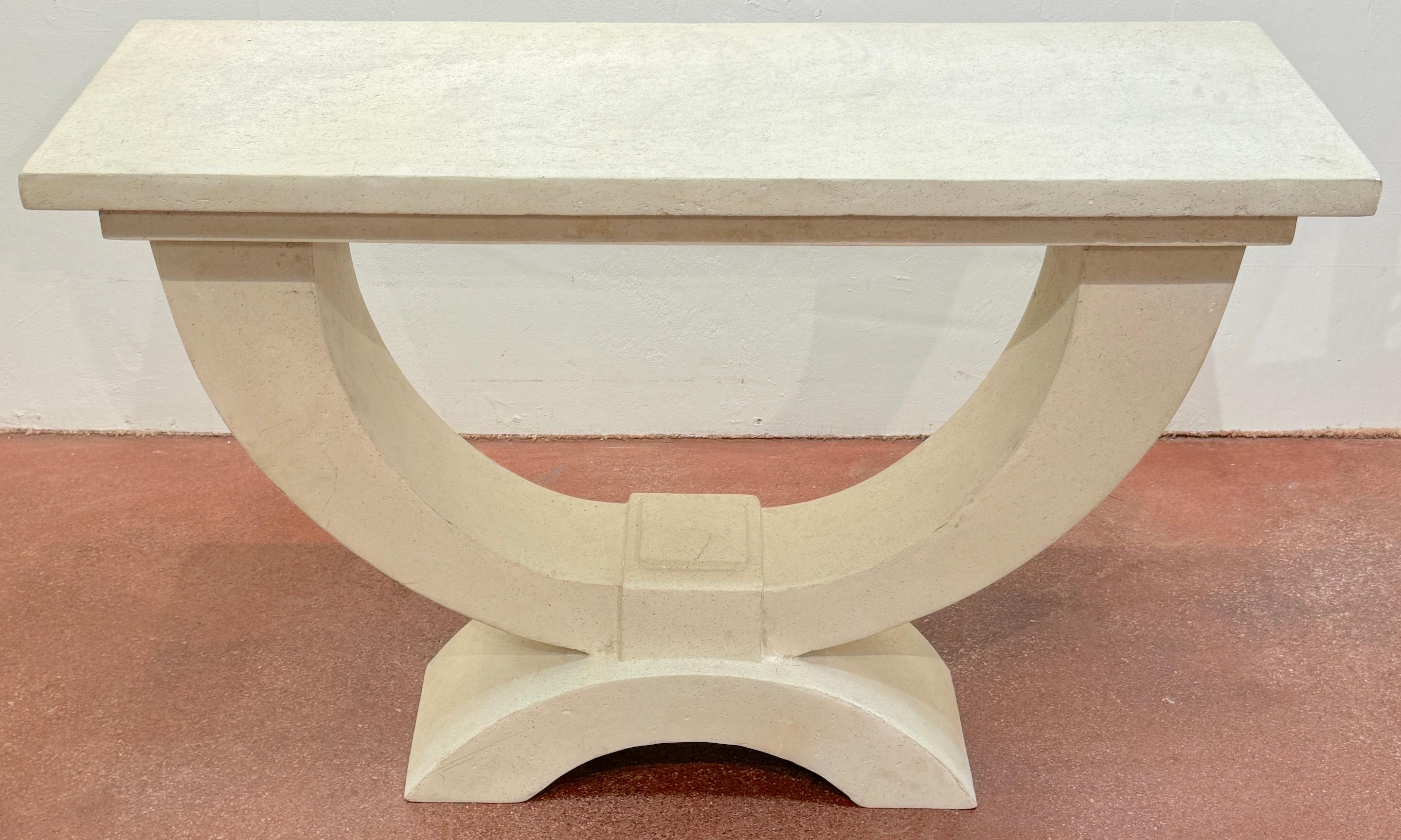Table console Eclipse en plâtre, par Paolo Moschino 
Angleterre, années 2000

Cette table console rectangulaire élégante illustre l'élégance minimaliste caractéristique de Paolo Moschino, associant des lignes épurées à une sophistication