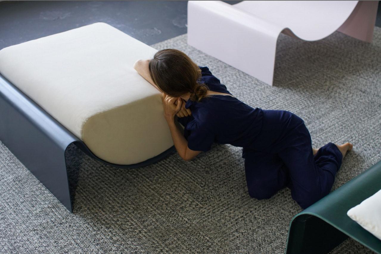 La base è realizzata in un leggero composito di fibra di vetro con una superficie stampata in gel coat, estremamente resistente e adatta a una lunga vita all'aperto. Il cuscino, qui raffigurato con un rivestimento per interni, è realizzato in