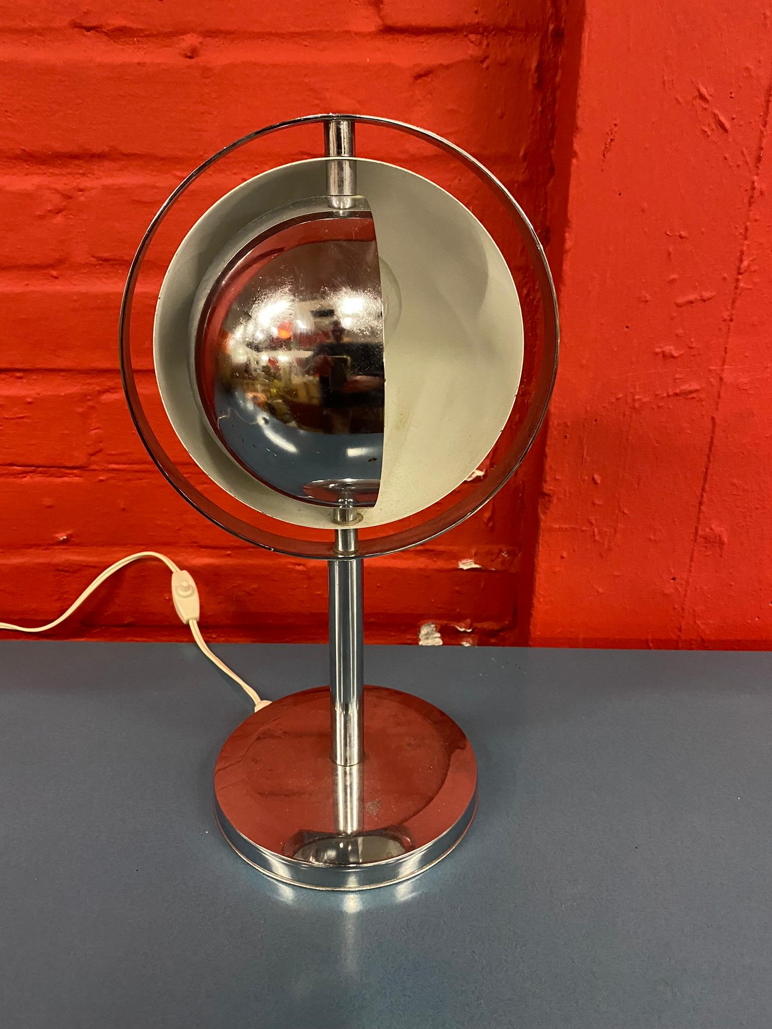 Lampe „Eclipse“ aus verchromtem Metall, ca. 1960/1970 (Moderne der Mitte des Jahrhunderts) im Angebot