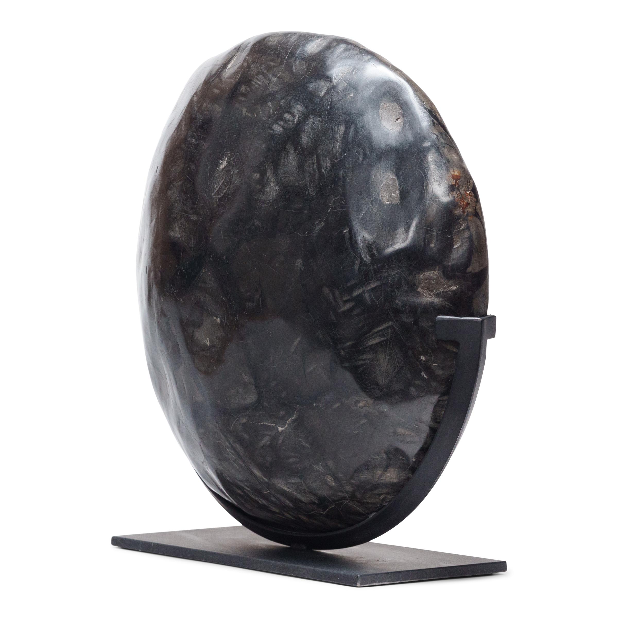 Una piedra bien elegida es el punto focal tanto de un jardín chino tradicional como del estudio de un erudito, evocando las complejidades de la naturaleza e inspirando el pensamiento creativo. Con su silueta redondeada y su color negro mate, esta