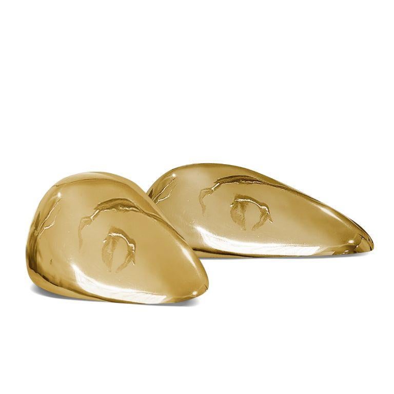 Ti presentiamo The Eclipse, una splendida scultura in ottone progettata per elevare l'arredamento della tua casa con la sua estetica elegante e raffinata. A forma di ciottolo liscio, Eclipse si ispira alla bellezza senza tempo delle pietre di fiume,