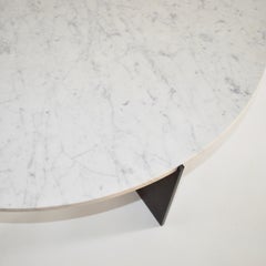 Tavolino da caffè rotondo The Eclipse; Base in acciaio nero; Piano in granito levigato; D. A. 43 3/8".