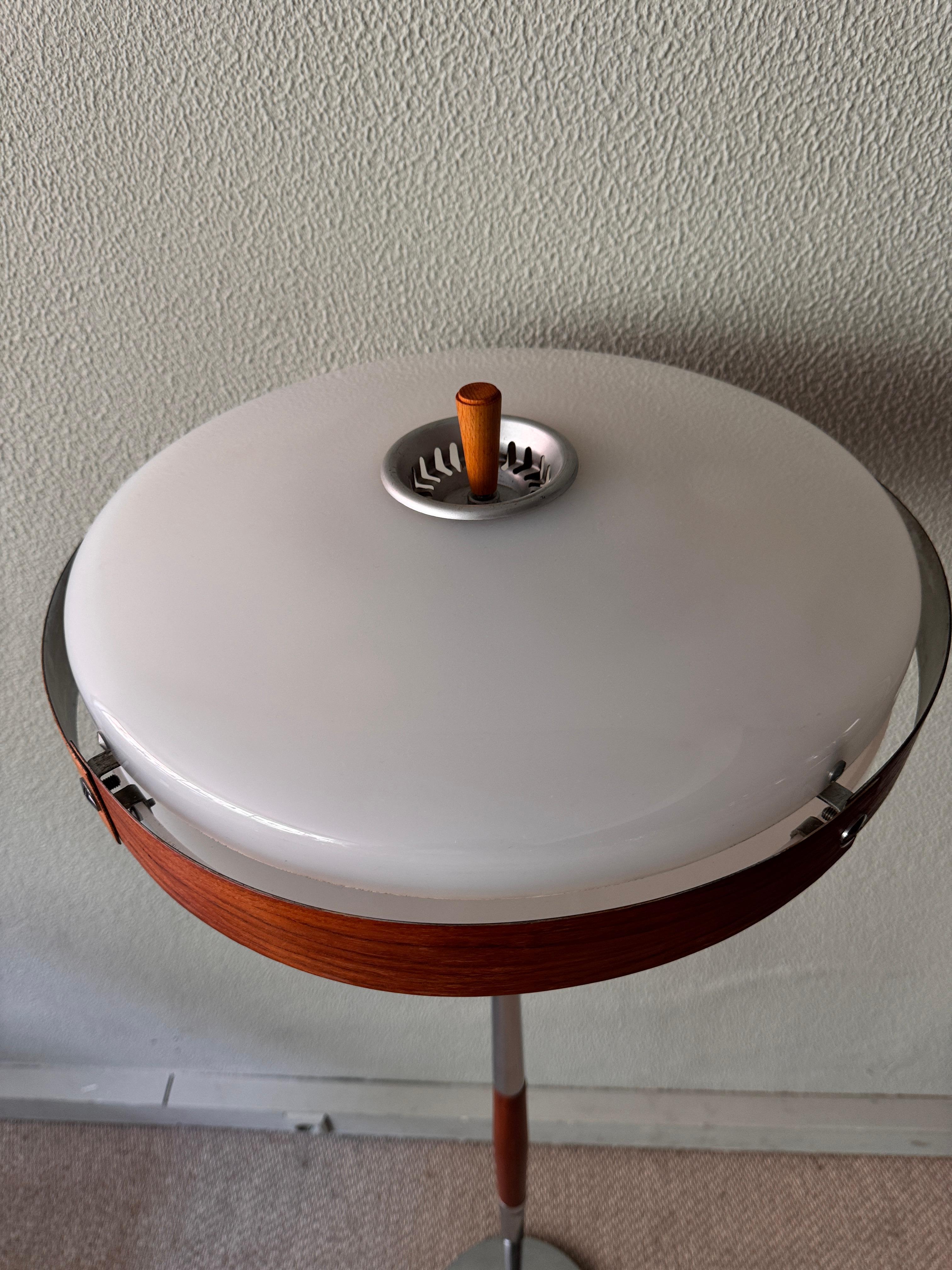 Mid-Century Modern Eclipse S Stehlampe Luis Perez de la Oliva Fase Holz Chrom im Angebot 9