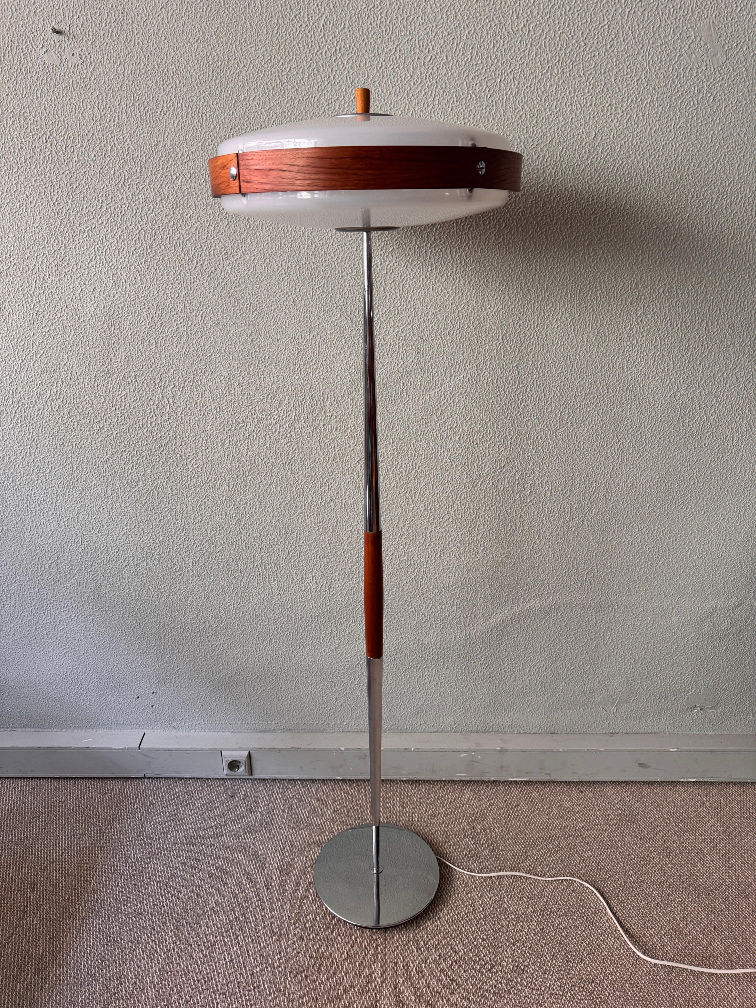 Mid-Century Modern Eclipse S Stehlampe Luis Perez de la Oliva Fase Holz Chrom (Moderne der Mitte des Jahrhunderts) im Angebot