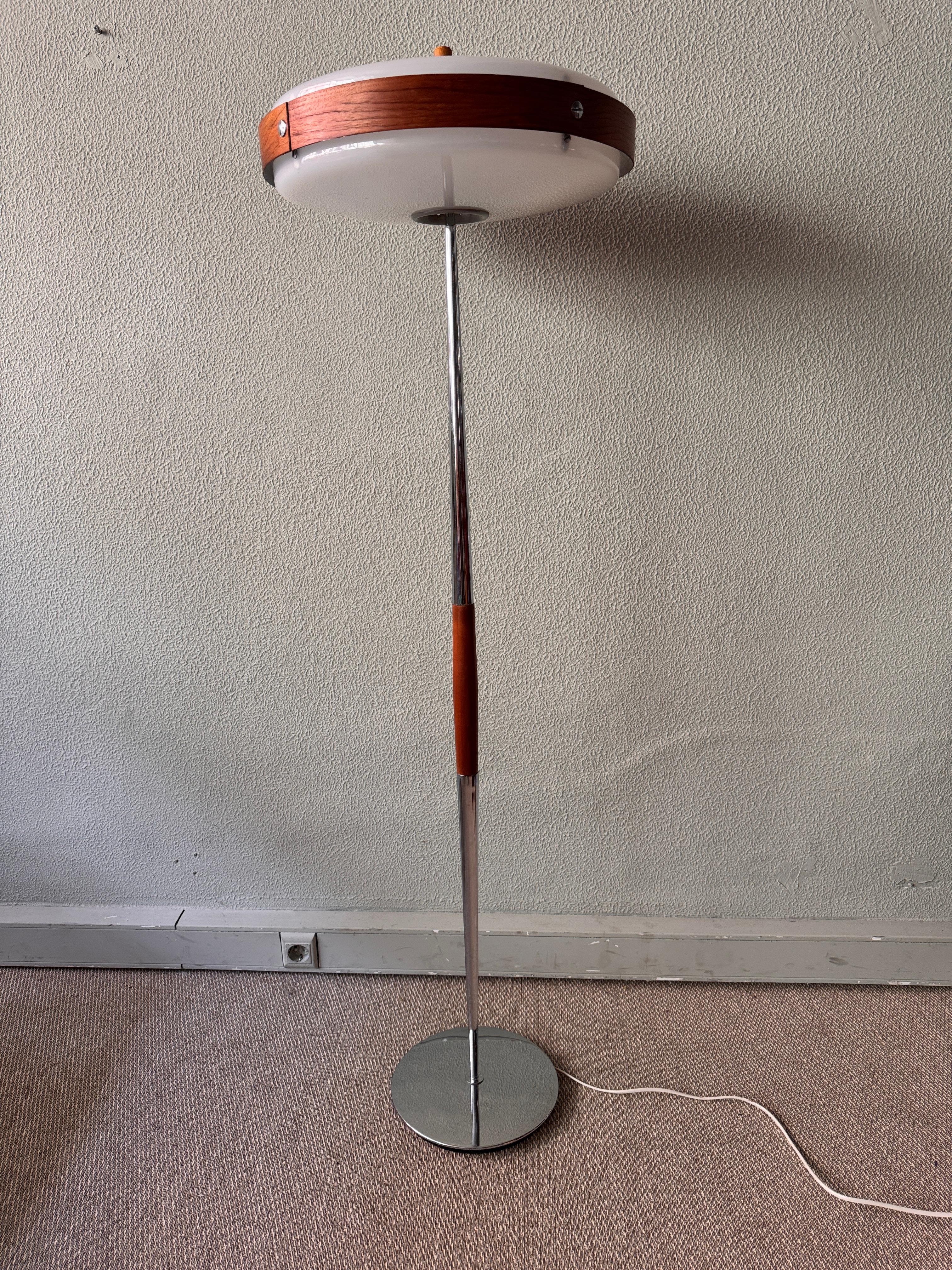 Mid-Century Modern Eclipse S Stehlampe Luis Perez de la Oliva Fase Holz Chrom (Mitte des 20. Jahrhunderts) im Angebot