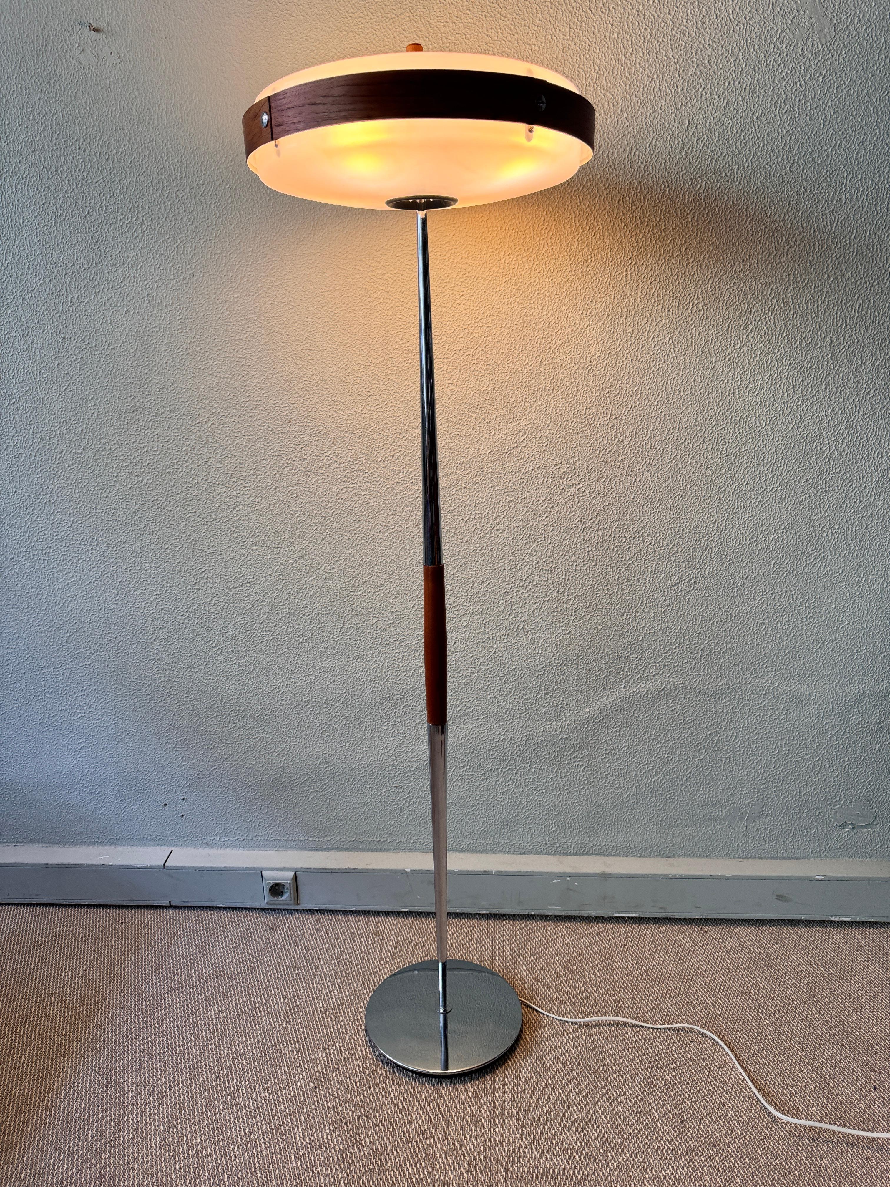 Mid-Century Modern Eclipse S Stehlampe Luis Perez de la Oliva Fase Holz Chrom im Angebot 1