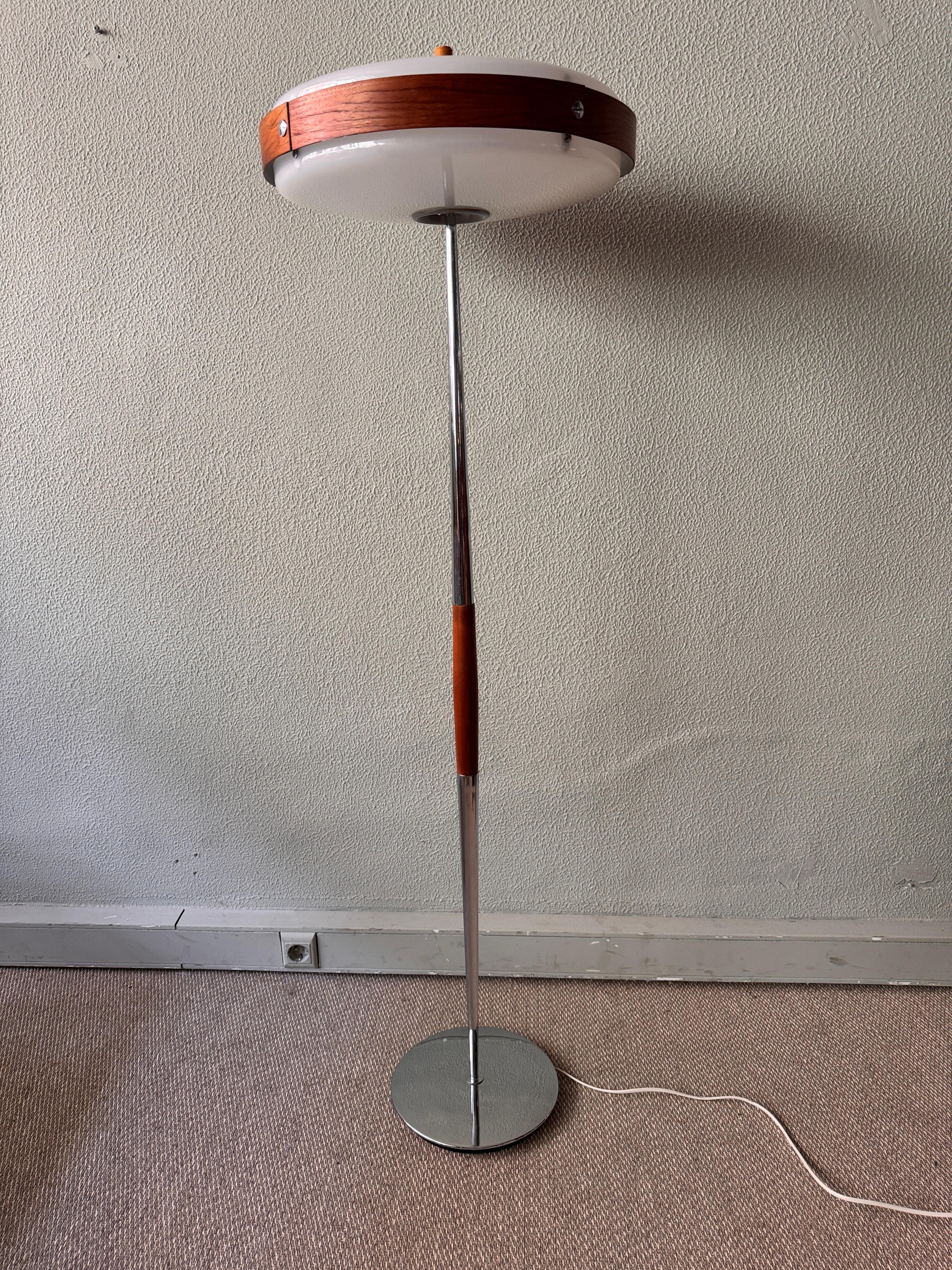 Mid-Century Modern Eclipse S Stehlampe Luis Perez de la Oliva Fase Holz Chrom im Angebot 3