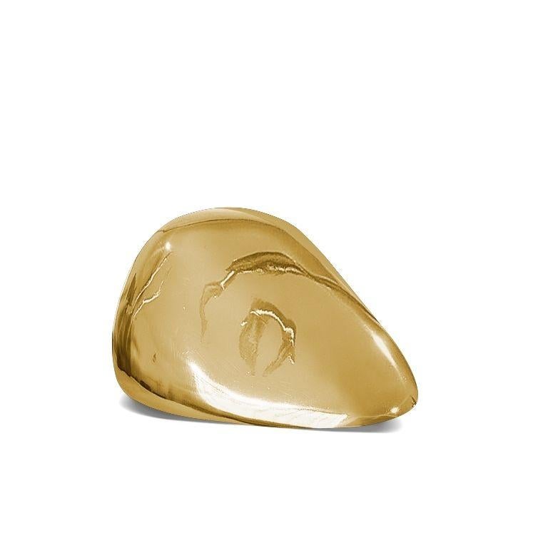 Ti presentiamo The Eclipse, una splendida scultura in ottone progettata per elevare l'arredamento della tua casa con la sua estetica elegante e raffinata. A forma di ciottolo liscio, Eclipse si ispira alla bellezza senza tempo delle pietre di fiume,