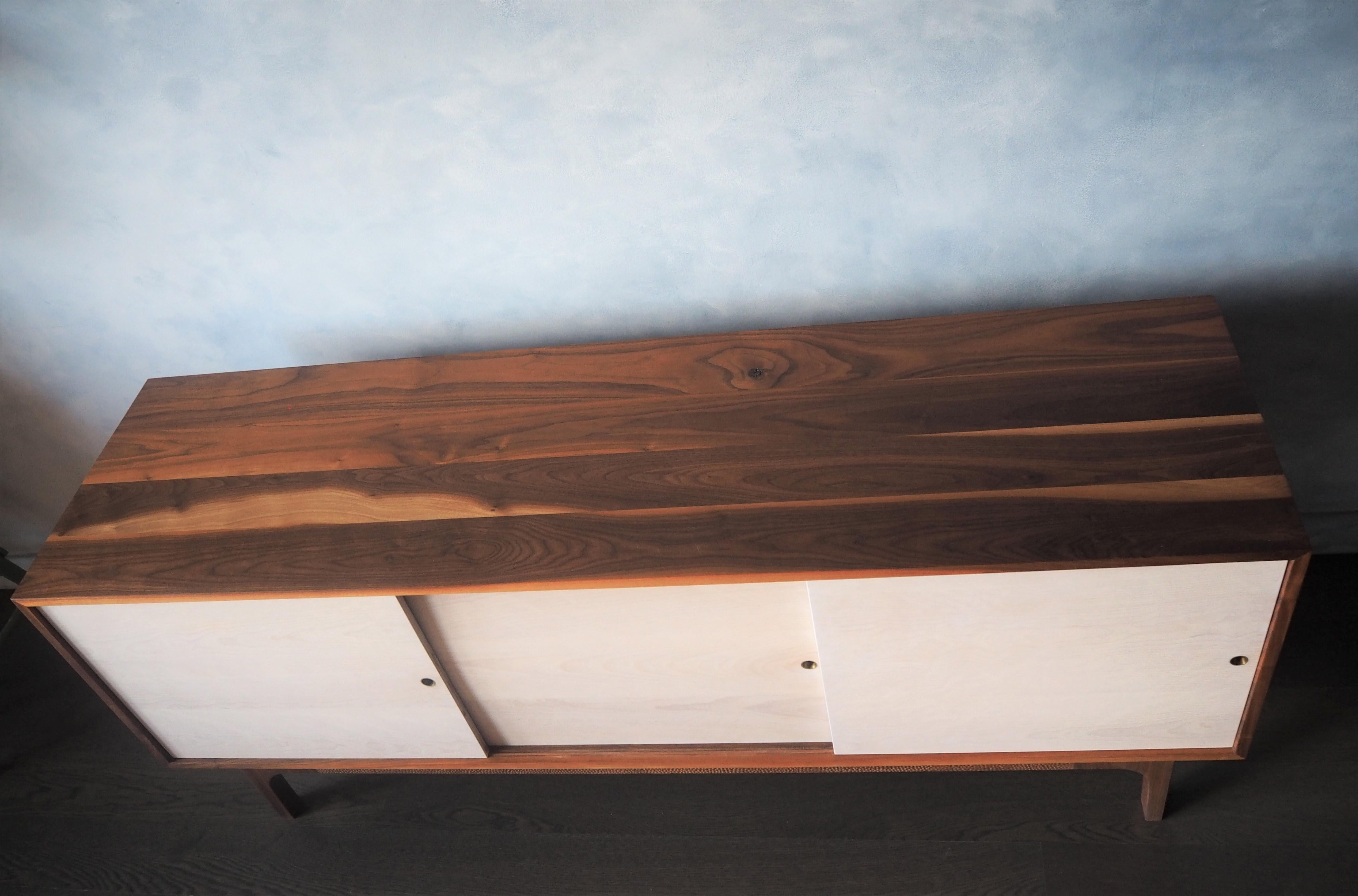 Eclipse Sideboard von MSJ Furniture Studio, Gehäuse aus Nussbaumholz mit Schiebetüren aus Buche im Angebot 2
