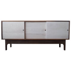 Eclipse Sideboard von MSJ Furniture Studio, Gehäuse aus Nussbaumholz mit Schiebetüren aus Buche