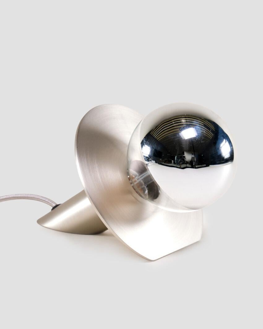 Lampe de bureau Eclipse en acier inoxydable par Carla Baz
Dimensions : P 15 x L 15 x P 11 cm.
Matériaux : Acier inoxydable.
Poids : 0,9 kg.

Disponible en différents matériaux : métal vert-de-gris, cuivre et acier inoxydable. Veuillez nous