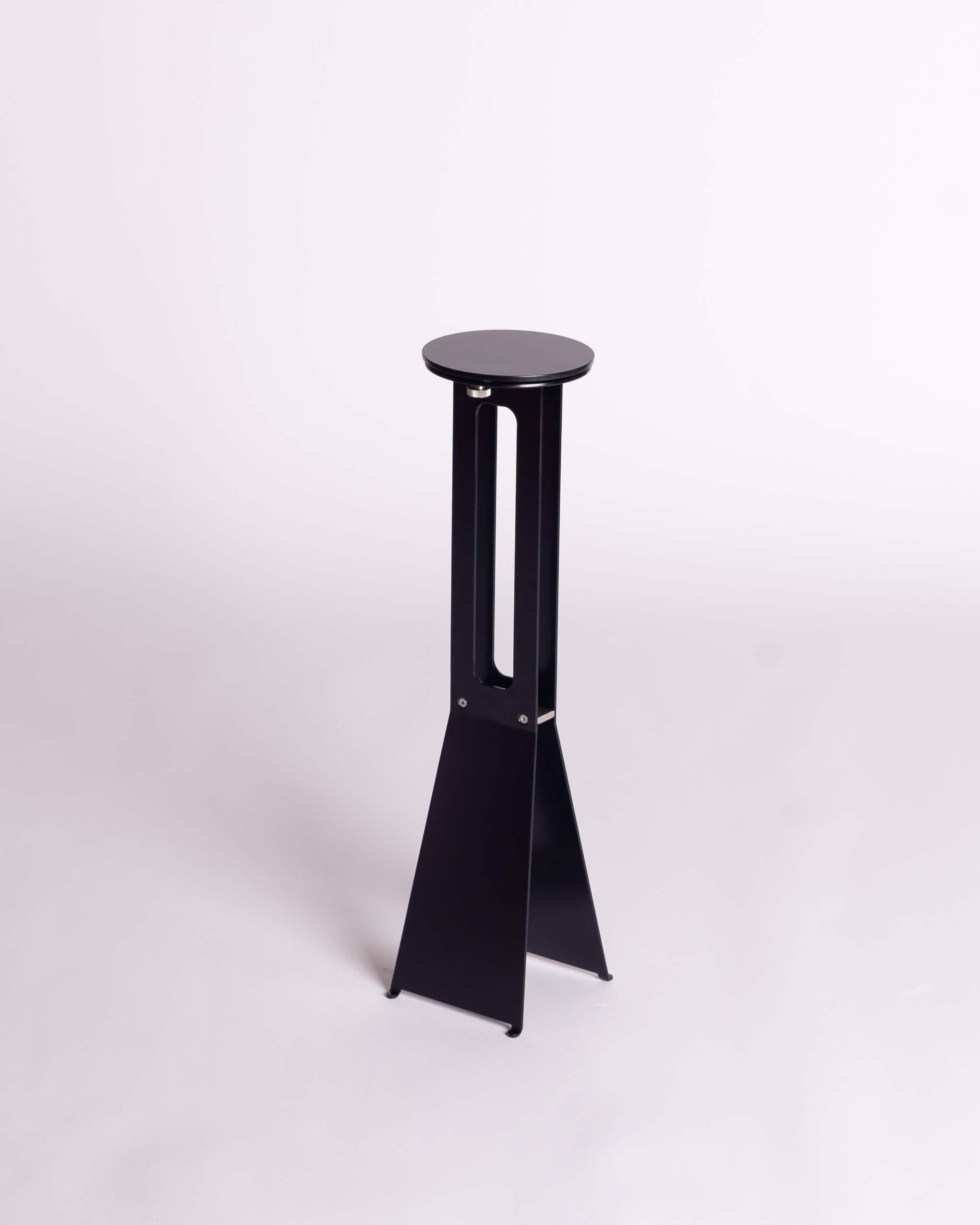 Gardez votre livre à portée de main et votre boisson à portée de main avec la table d'appoint Eclipse - une table d'appoint à une tasse avec un plateau pivotant excentrique pour les moments où vous avez besoin d'un peu plus d'espace pour reposer vos