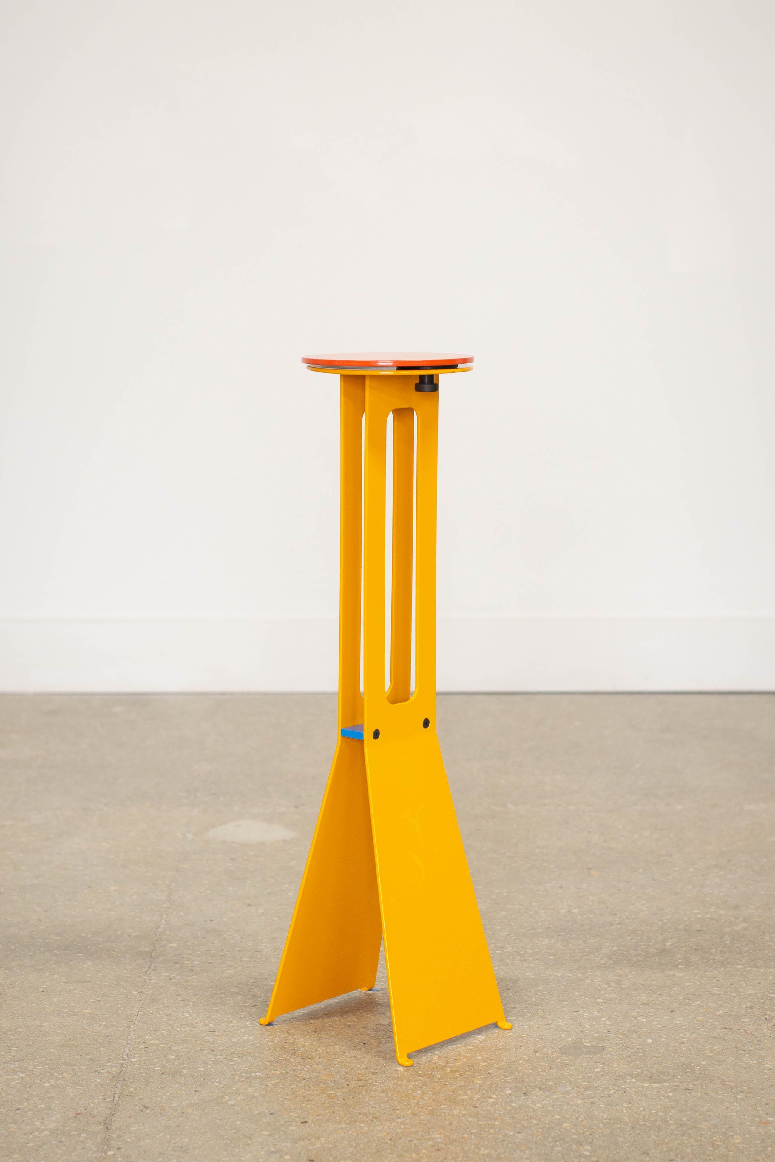 Gardez votre livre à portée de main et votre boisson à portée de main avec la table d'appoint Eclipse - une table d'appoint à une tasse avec un plateau pivotant excentrique pour les moments où vous avez besoin d'un peu plus d'espace pour reposer vos