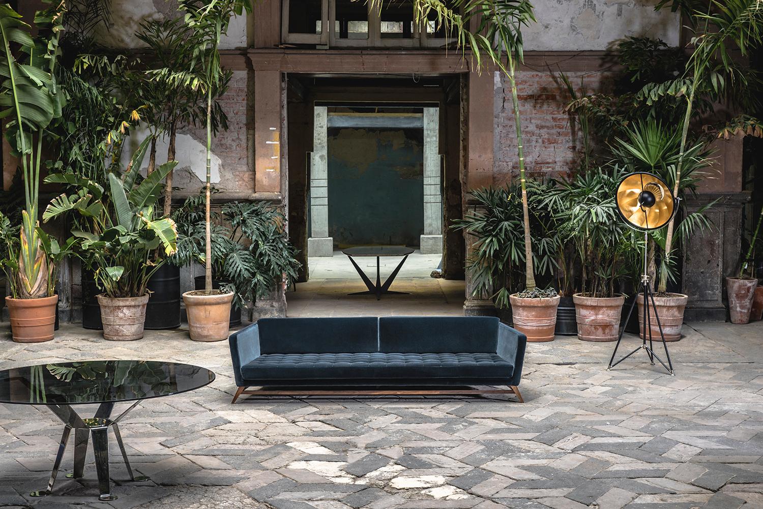 Eclipse Sofa aus getuftetem Samt mit Beinen aus Nussbaumholz von ATRA (Mexikanisch) im Angebot
