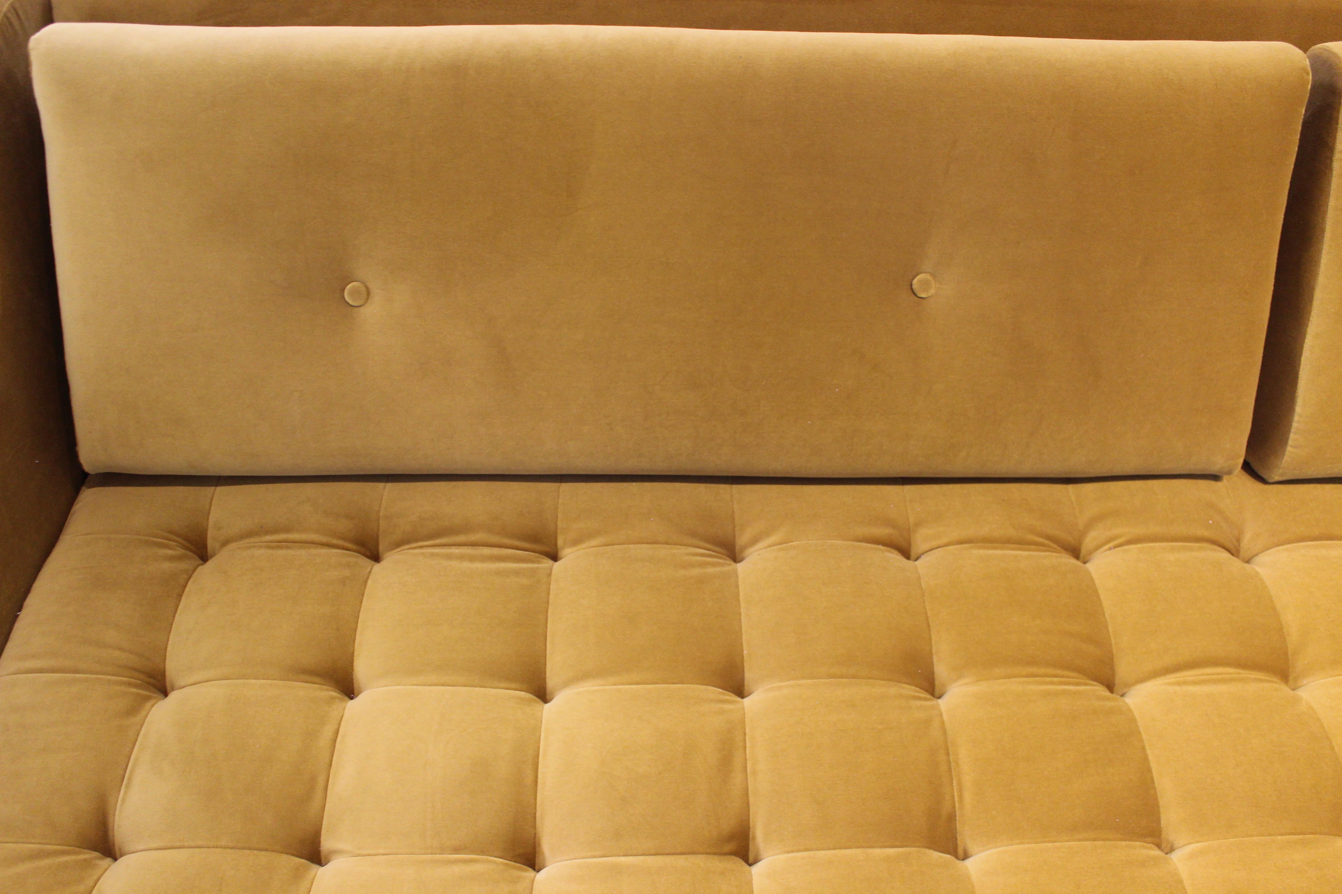 Eclipse Sofa aus getuftetem Samt mit Beinen aus Nussbaumholz von ATRA (Handgeschnitzt) im Angebot