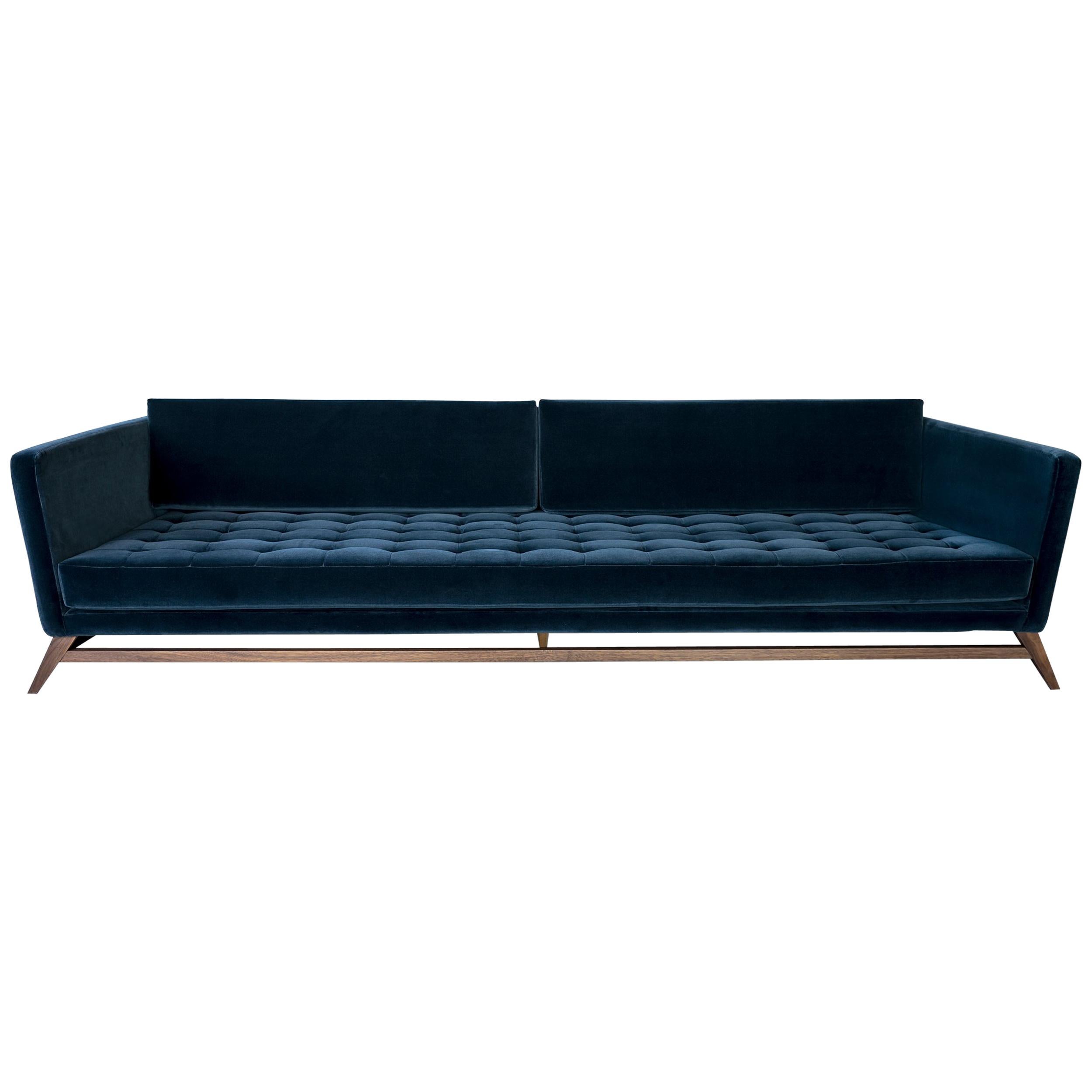 Eclipse Sofa aus getuftetem Samt mit Beinen aus Nussbaumholz von ATRA im Angebot