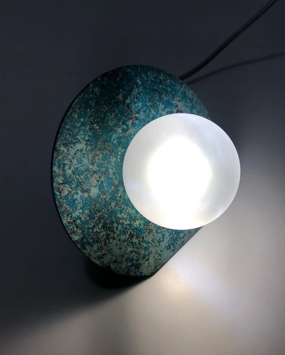 Handgefertigte blaue Verdigris-Messing-Schreibtischlampe Eclipse, Carla Baz (Metall) im Angebot