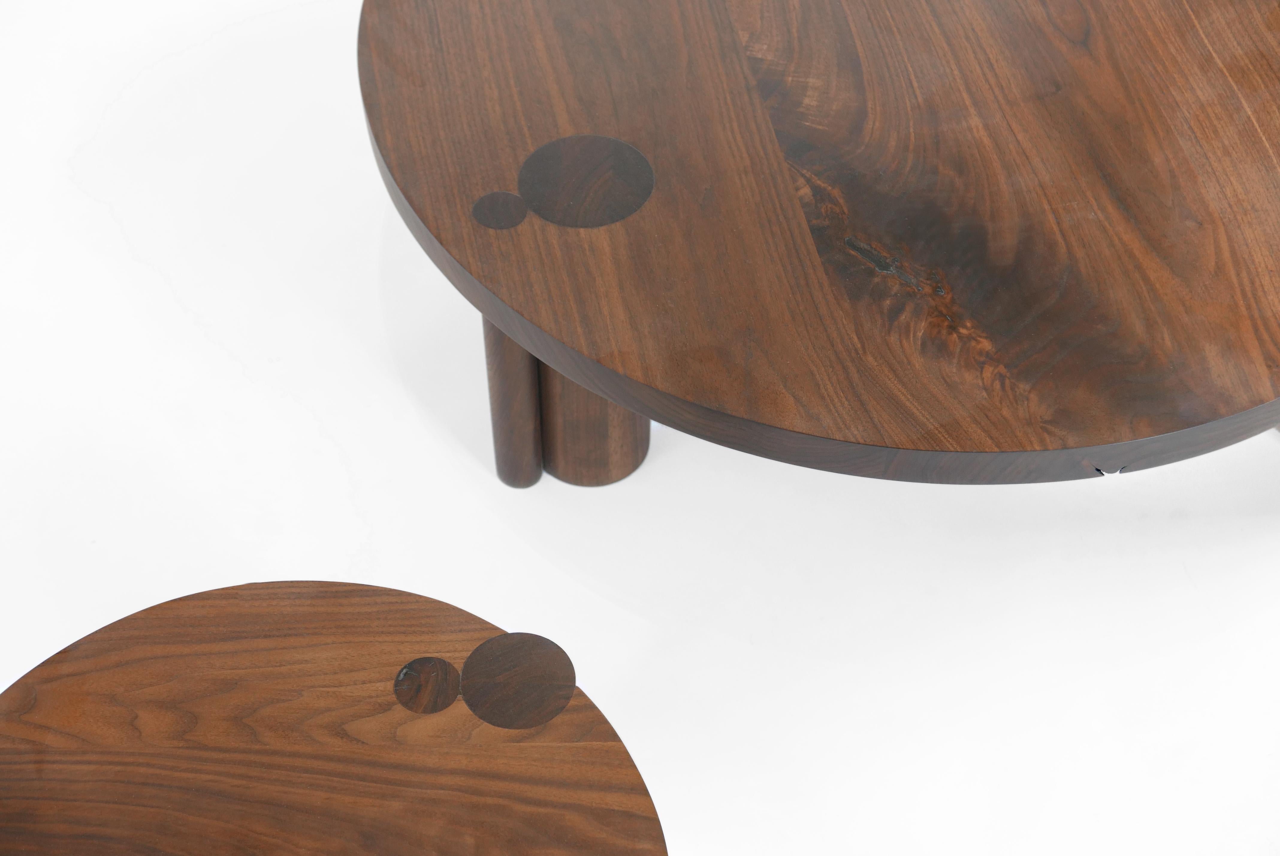 Moderne Table d'appoint de 61 cm en noyer noir avec pieds en cuivre par Hinterland Design en vente