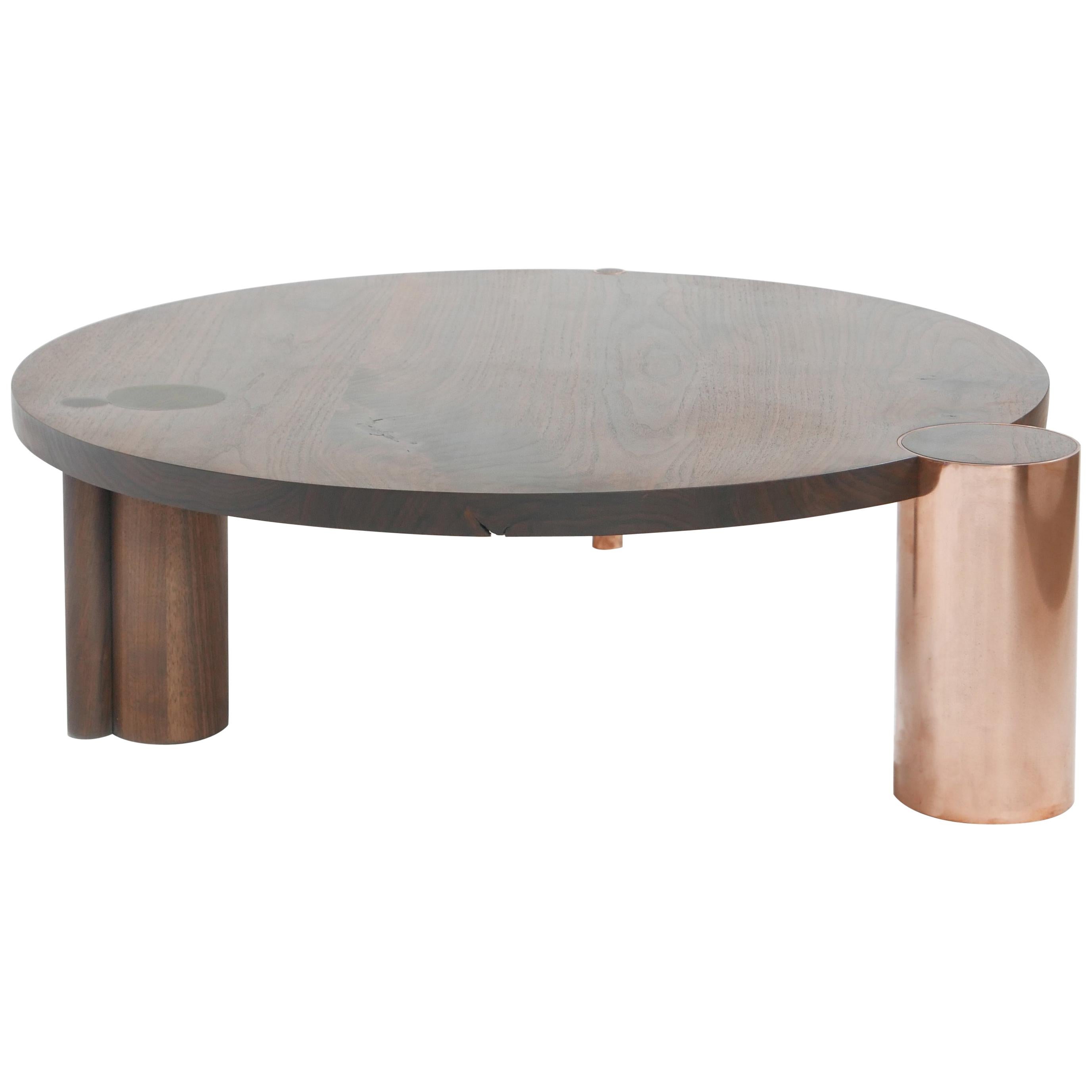 Table d'appoint de 61 cm en noyer noir avec pieds en cuivre par Hinterland Design en vente