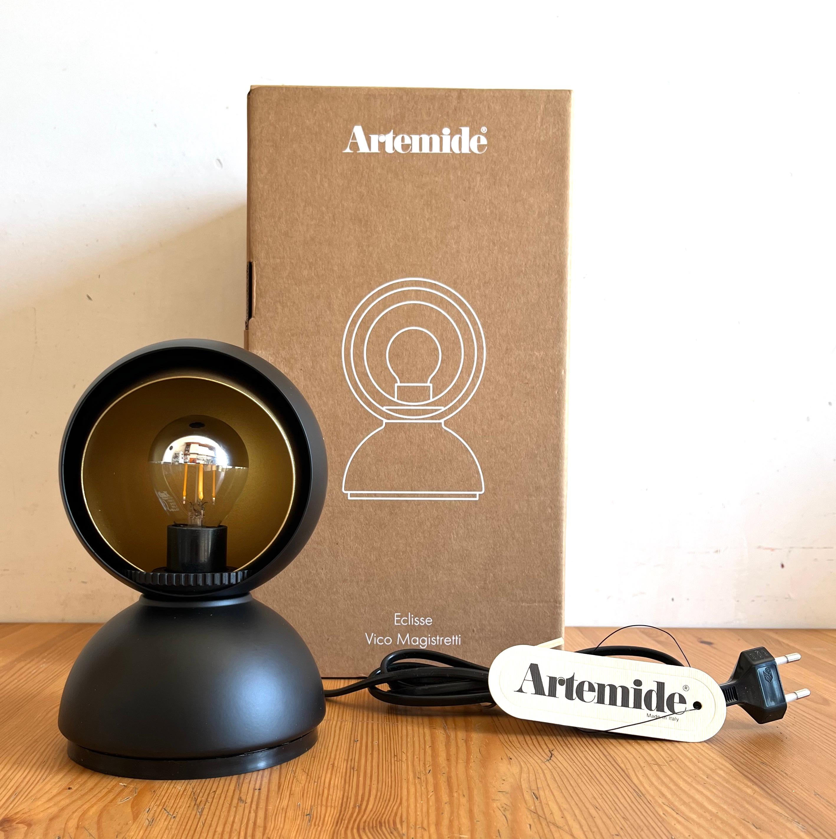 Eclisse, prodotta da Artemide, è sicuramente la lampada moderna antica più iconica che esista. Vico Magistretti lo disegnò nel 1965 e con questo progetto vinse il premio 