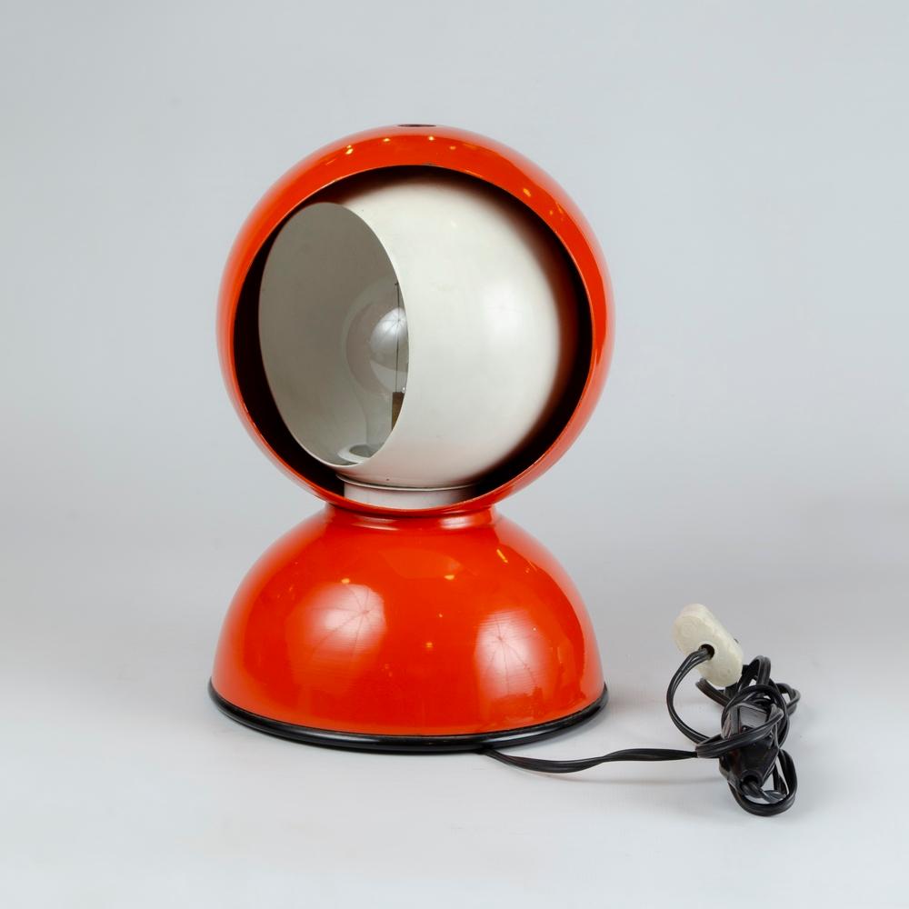 “Eclisse” table lamp by Vico Magistretti for Artemide, Italy, 1970s – Orange
Iconic “Eclisse” table lamp designed by Vico Magistretti for Artemide, Italy, originally conceived in 1965 and produced throughout the late 1960s and 1970s. This example