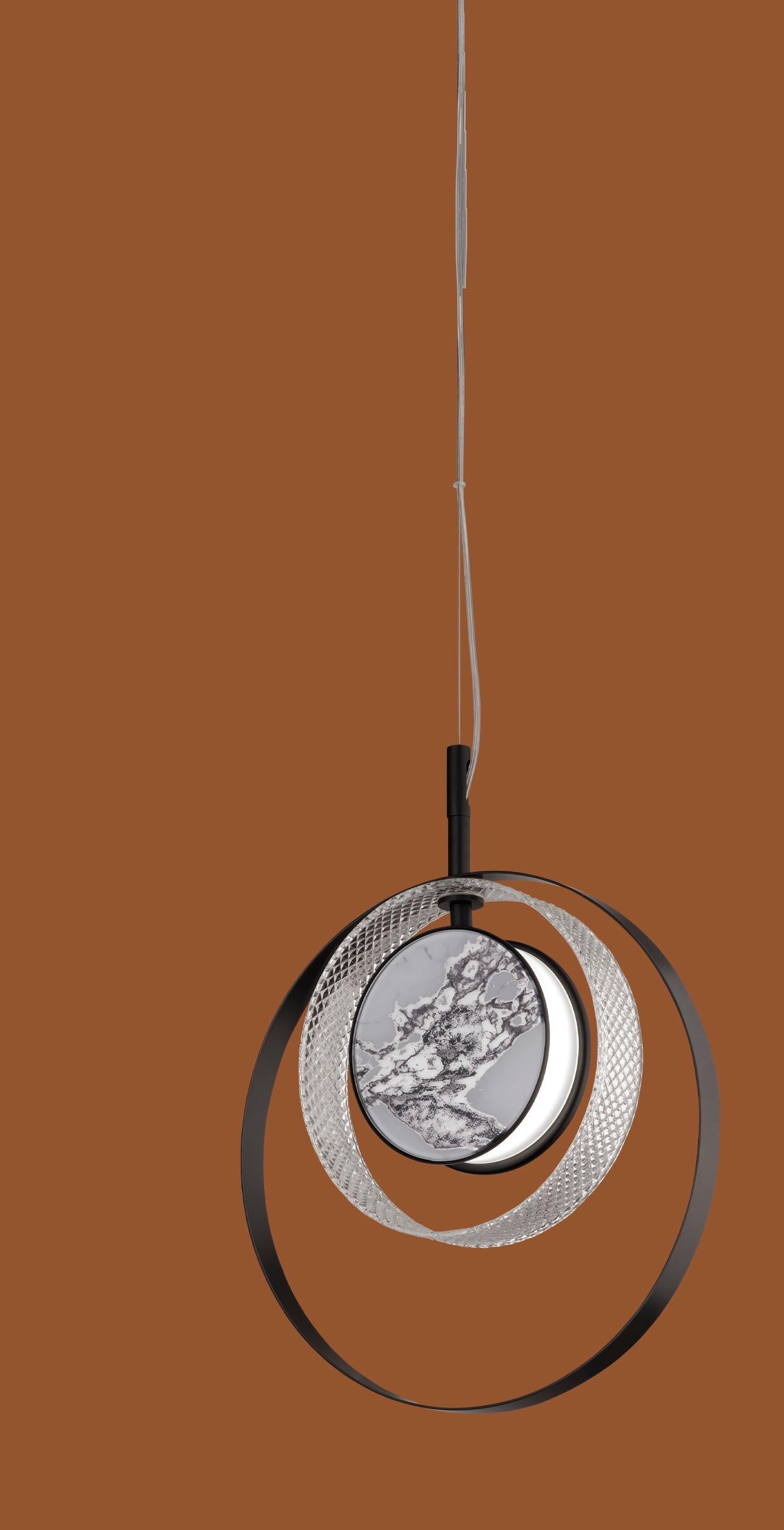 Lampada a sospensione Eclissi S1 di Euroluce Lampadari
Dimensioni: D 7 x L 30 x H 30 cm.
Materiali: Alluminio, metallo, vetro e vetro marmorizzato.

Disponibile in diversi colori. I prezzi possono variare. Tutte le nostre lampade possono essere