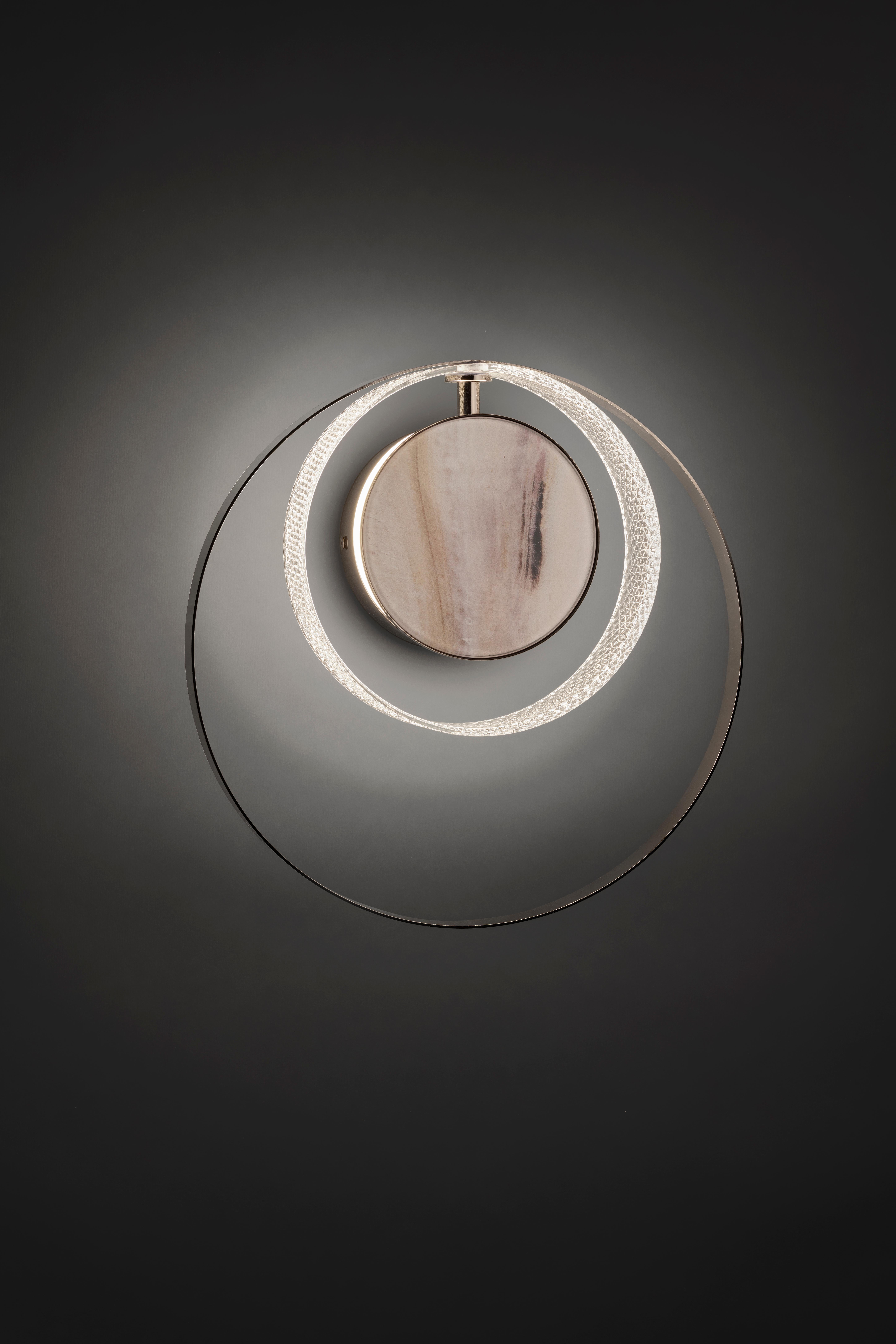 Lámpara de pared Eclissi de Euroluce Lampadari
Dimensiones: P 7 x An 30 x Al 30 cm.
Materiales: Aluminio, metal, vidrio y vidrio jaspeado.

Disponible en diferentes colores. Los precios pueden variar. Todas nuestras lámparas pueden cablearse según