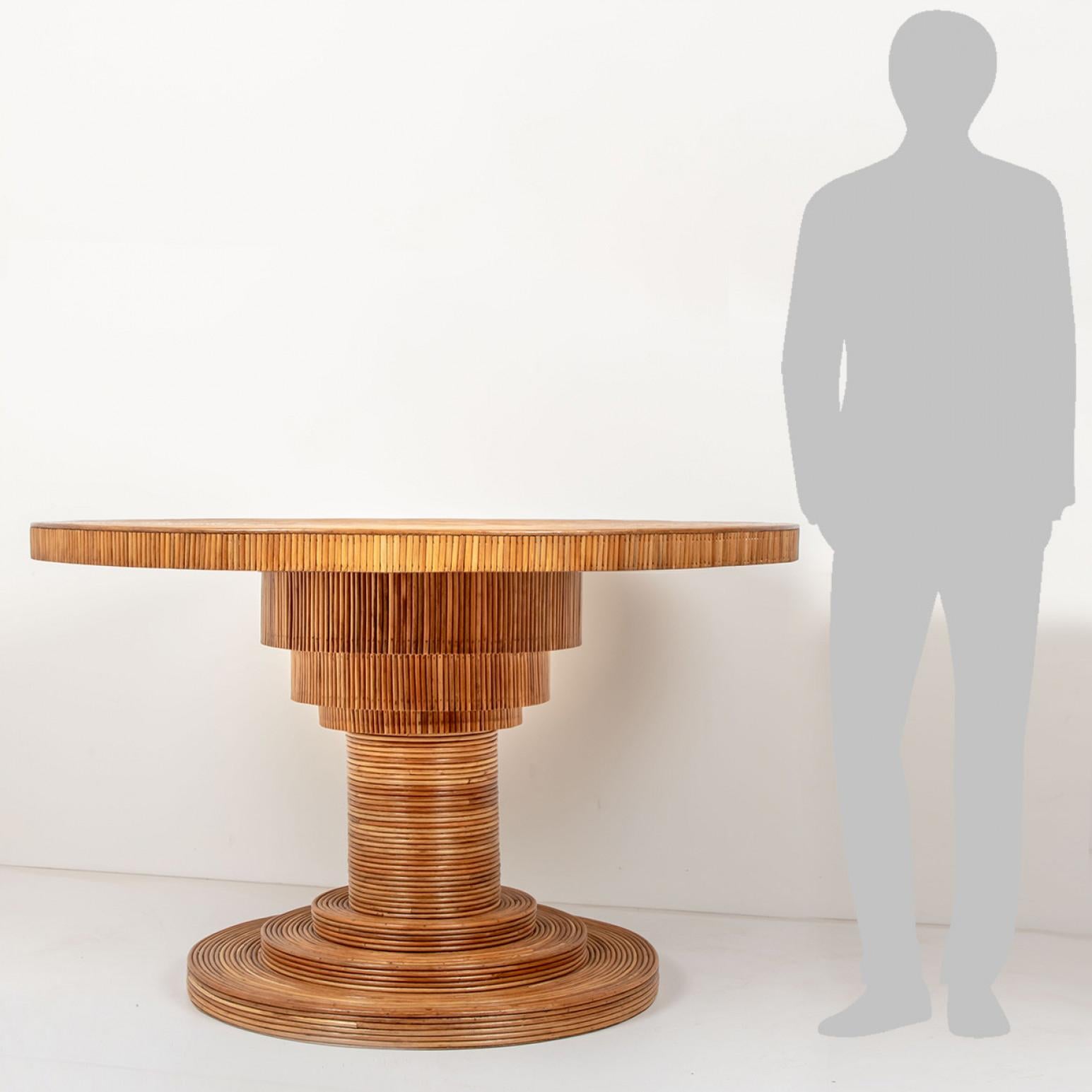 Merveilleuse table de salle à manger en rotin façonnée par l'artiste néerlandais Rene Houben. Une véritable œuvre d'art.

Diamètre 120 cm Hauteur 29.5 inch/75 cm Hauteur du plateau 2,6 inch/5.5 cm Diamètre de la base 30 inch/75 cm

Dimensions