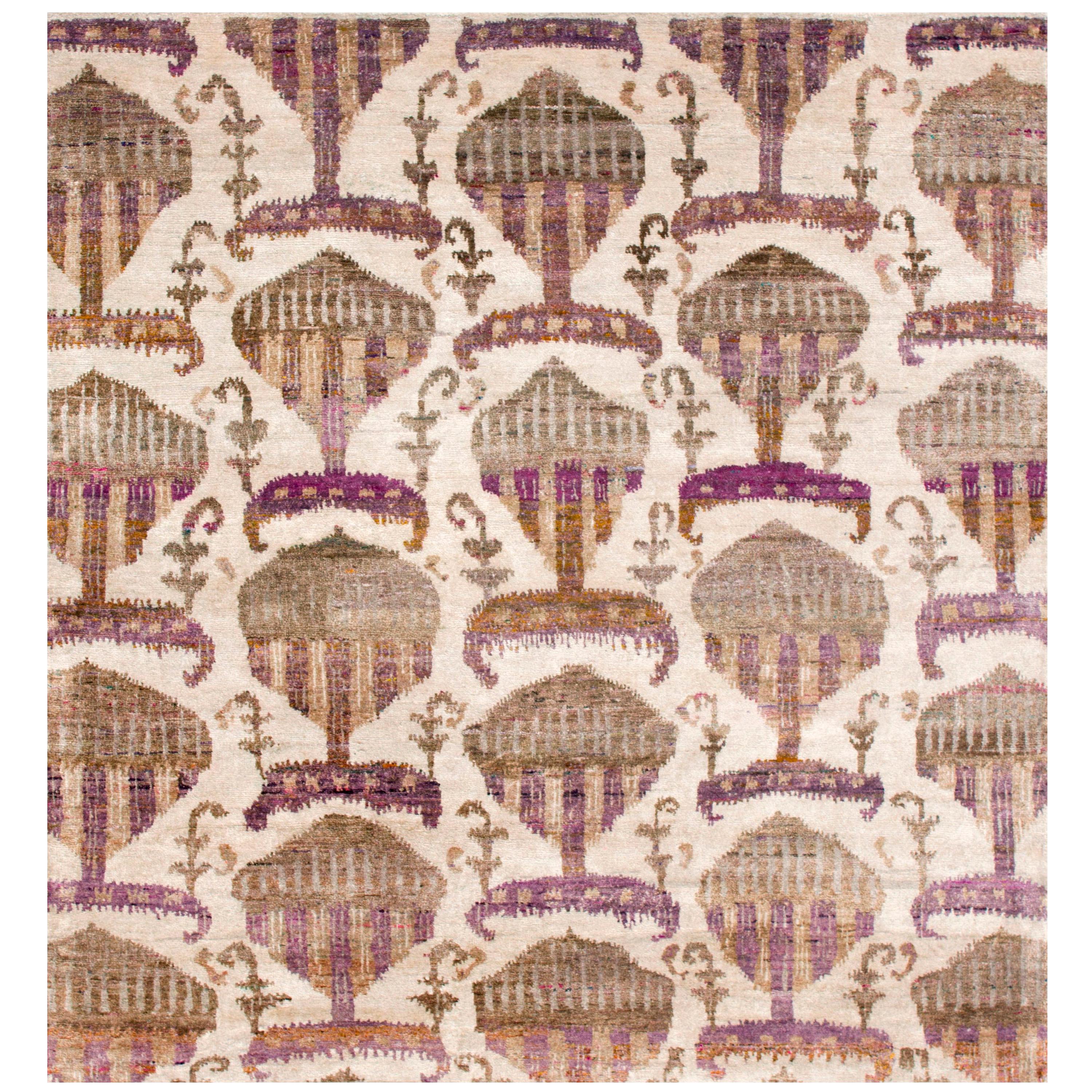 Eco-Friendly Transitional Ikat Seidenteppich in Beige, Lila und Senfgold, auf Lager