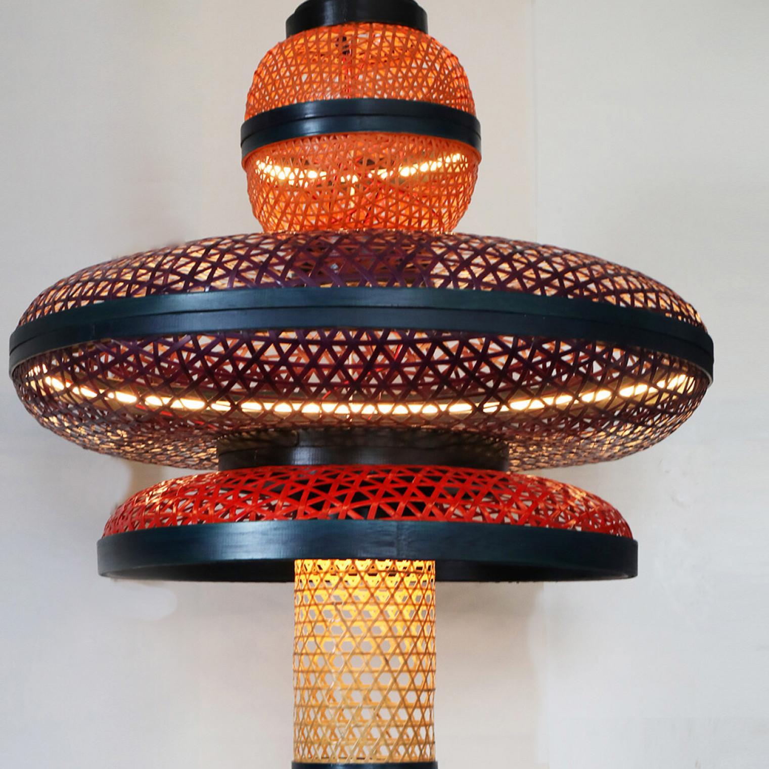 Autre Lustre Eco Friendly XXL de style Art Déco en bambou rouge, orange et violet, hauteur 86,6 pouces en vente