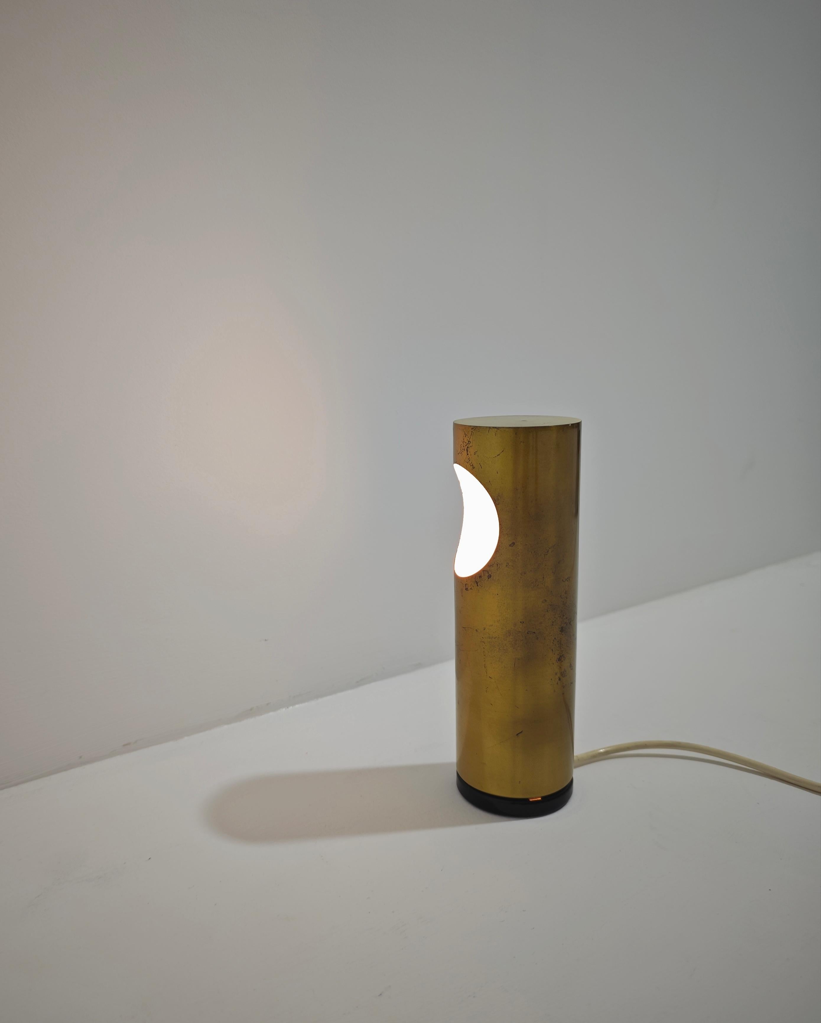 Ecolight Milano Italia. 1970. Lámpara de mesa original de latón dorado. Base de acero esmaltado negro. Forma cilíndrica. Marca de producción en la base.  Por favor, mira atentamente el vídeo y las fotos, gracias. 

1 luz: E 14
Peso: 0.900