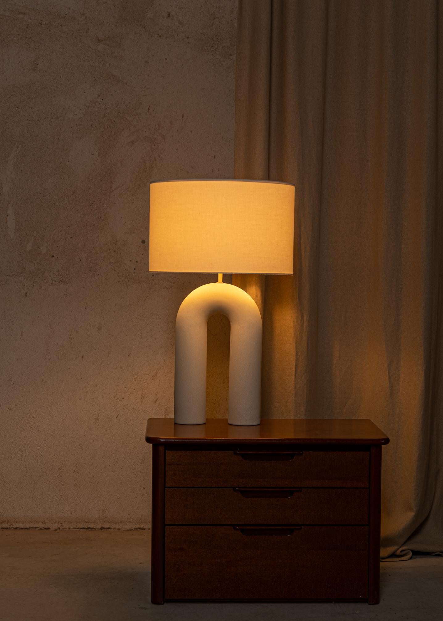 Lampe de bureau Arko en céramique écrue avec abat-jour beige par Simone & Marcel en vente 2