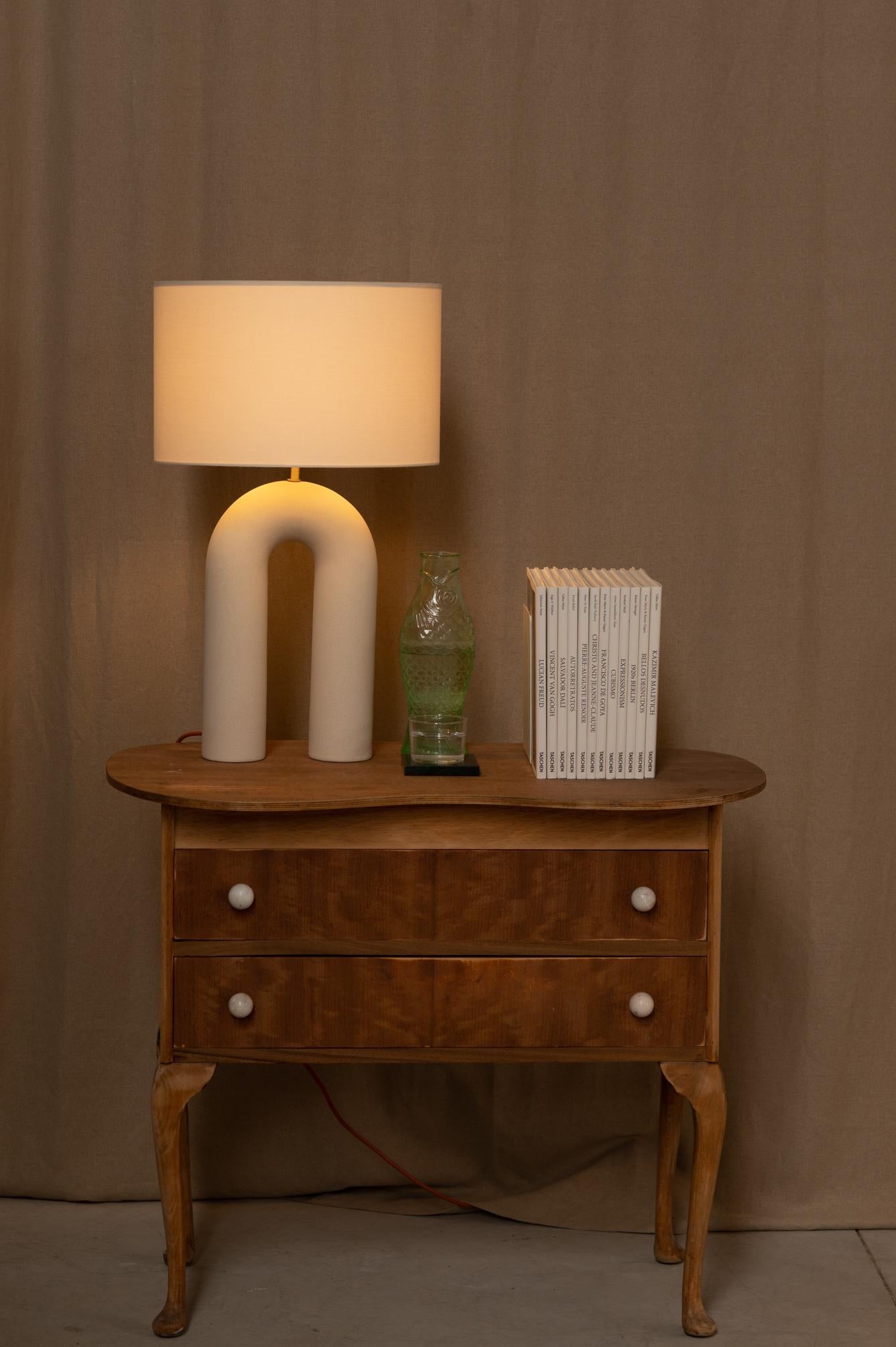 Lampe de bureau Arko en céramique écrue avec abat-jour beige par Simone & Marcel en vente 6