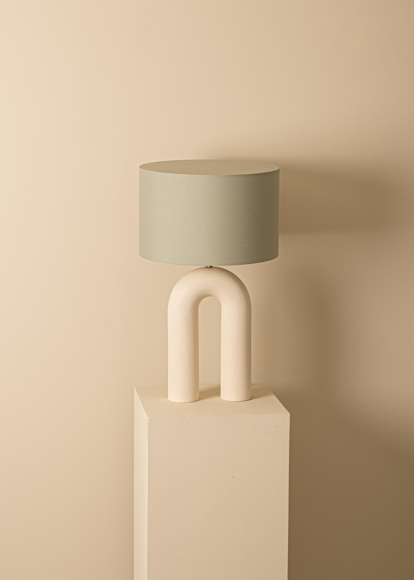 Espagnol Lampe de bureau Arko en céramique écrue avec abat-jour beige par Simone & Marcel en vente