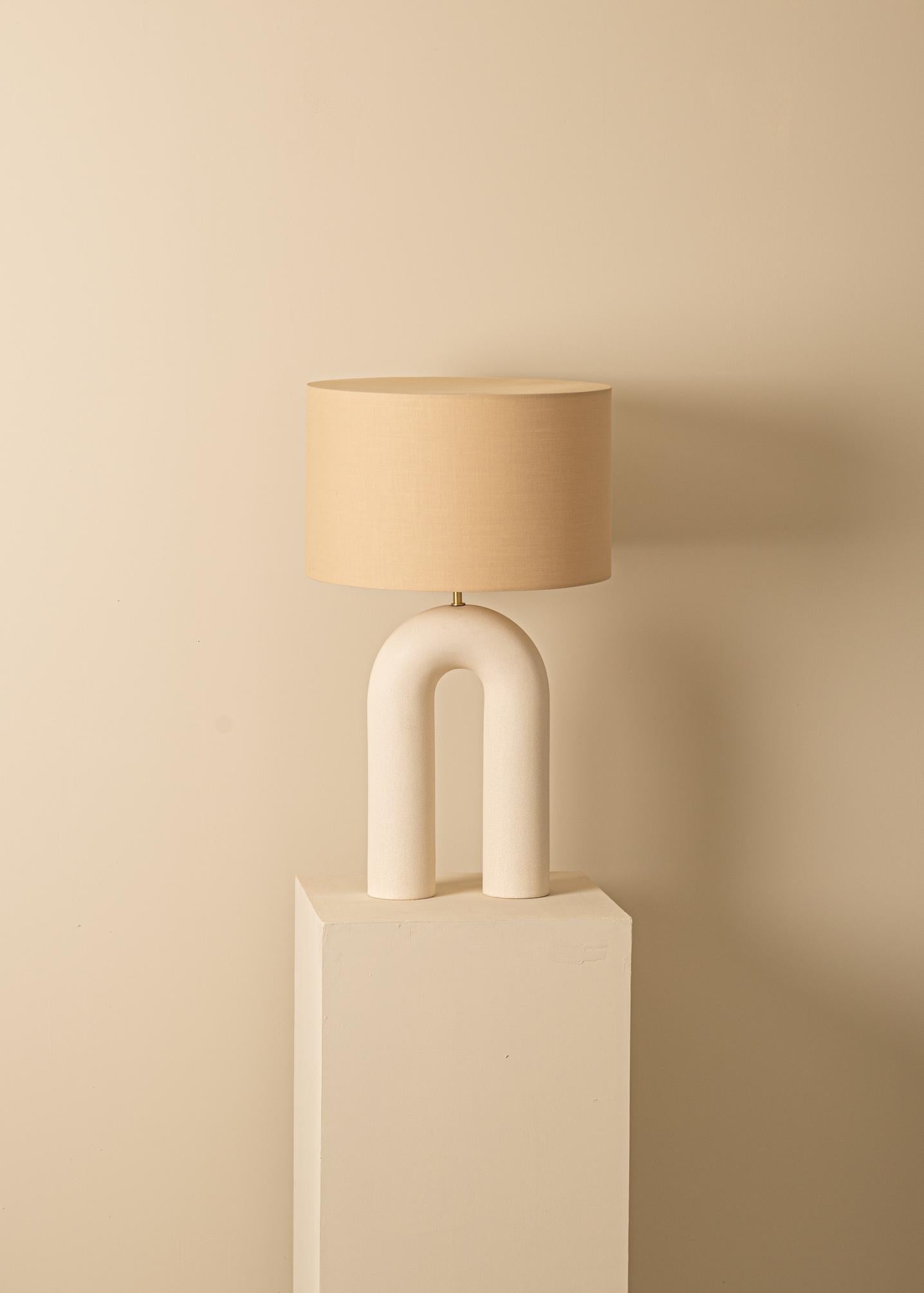 Lampe de bureau Arko en céramique écrue avec abat-jour beige par Simone & Marcel Neuf - En vente à Geneve, CH