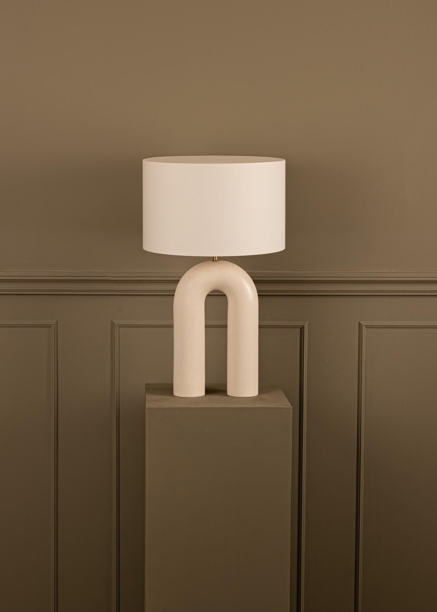 Lampe de bureau Arko en céramique écrue avec abat-jour beige par Simone & Marcel en vente 1