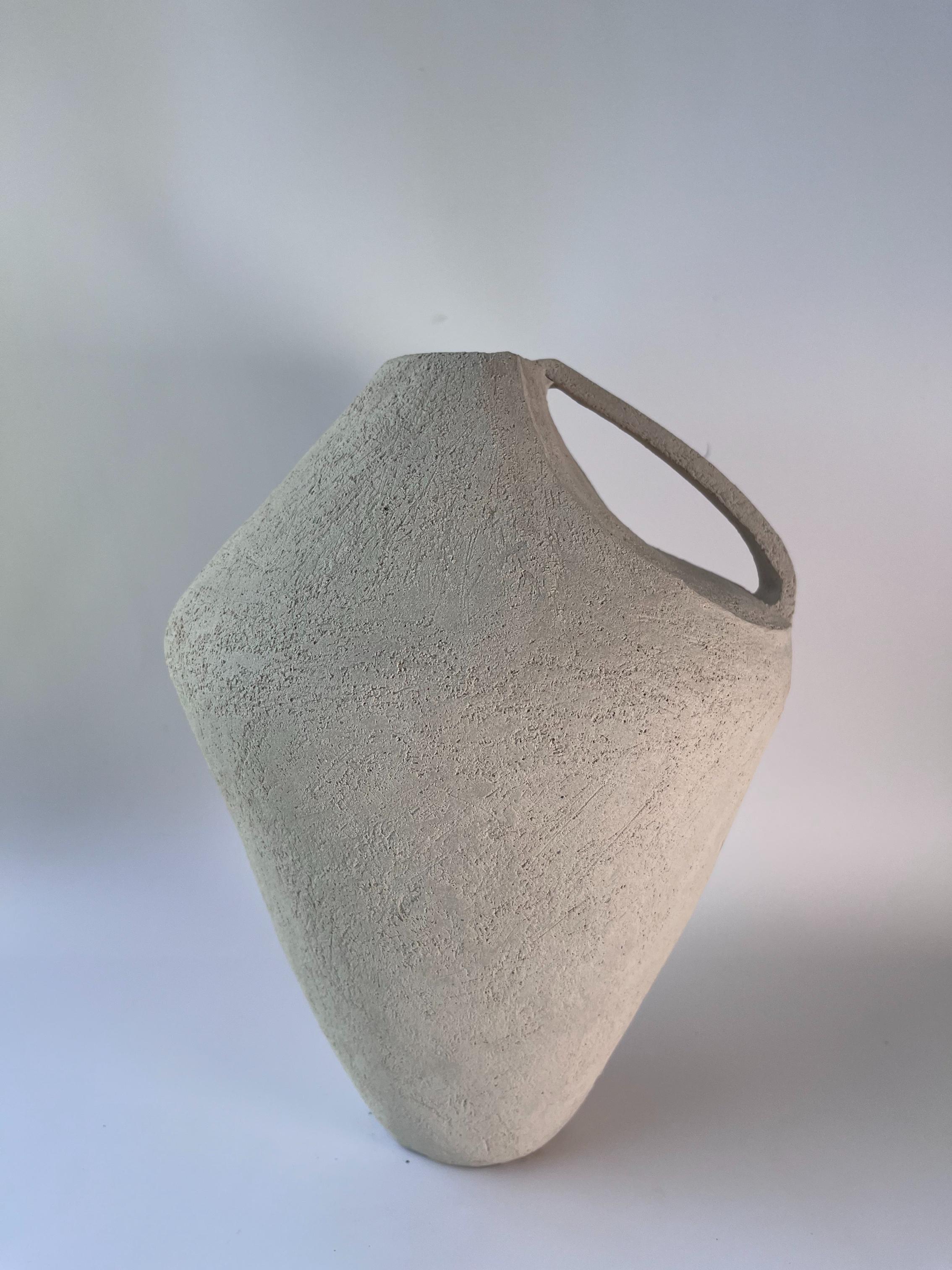 Vaso Ecru Deficiency 2 di Rezzo Ceramics
Dimensioni: L 22 x P 20 x H 28 cm (le dimensioni possono variare).
Materiali: Gres
Finitura: Non smaltato. Adatto per fiori secchi
Disponibile anche: Terracotta

Esra Misirli Kubilay è un'artista turca della