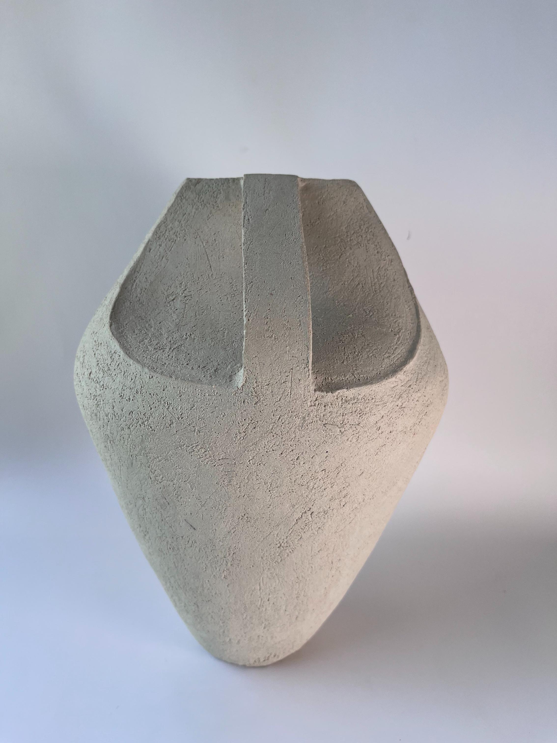 Postmoderno Vaso Ecru Deficiency 2 di Rezzo Ceramics in vendita