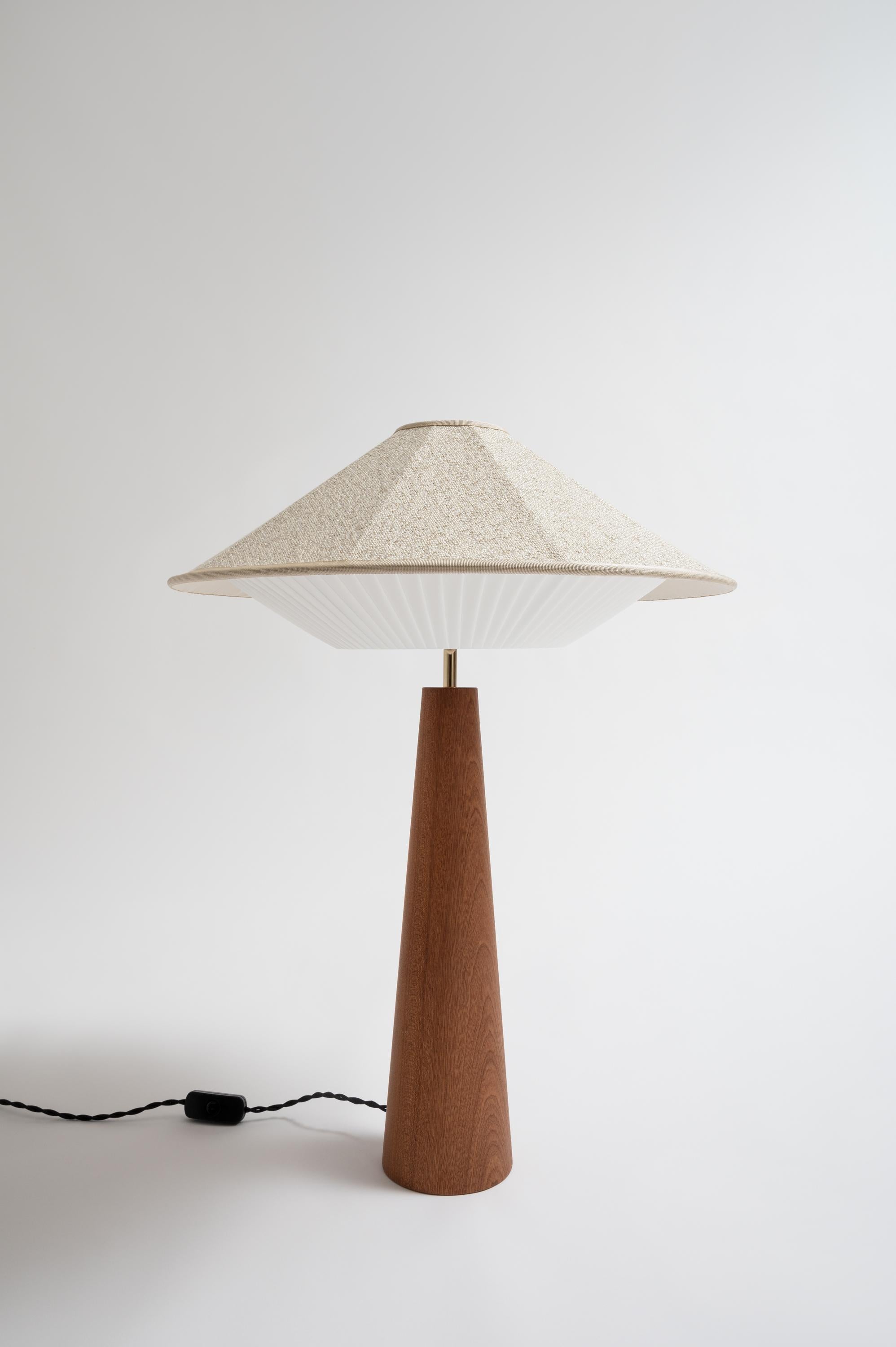 Lampe à poser Ecrù Otto par Servomuto
Dimensions : D 50 x H 67 cm
MATERIAL : Abat-jour supérieur : Rubelli / Dedar tissu. Abat-jour inférieur : Plis en pongé. Structure : Base en acajou et détails en fer plaqué laiton.
Poids : 3 Kg. 

Dérivée des